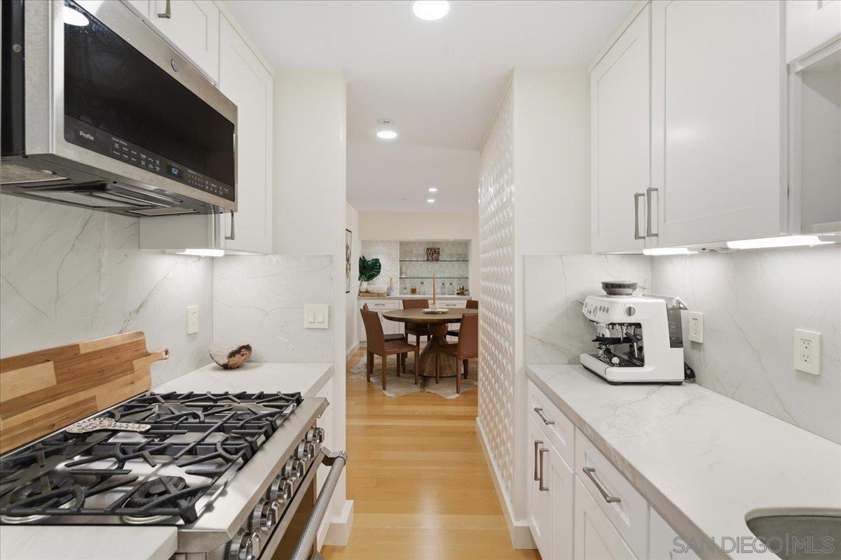 Detail Gallery Image 4 of 42 For 645  Front St  #1215,  San Diego,  CA 92101 - 3 Beds | 3 Baths