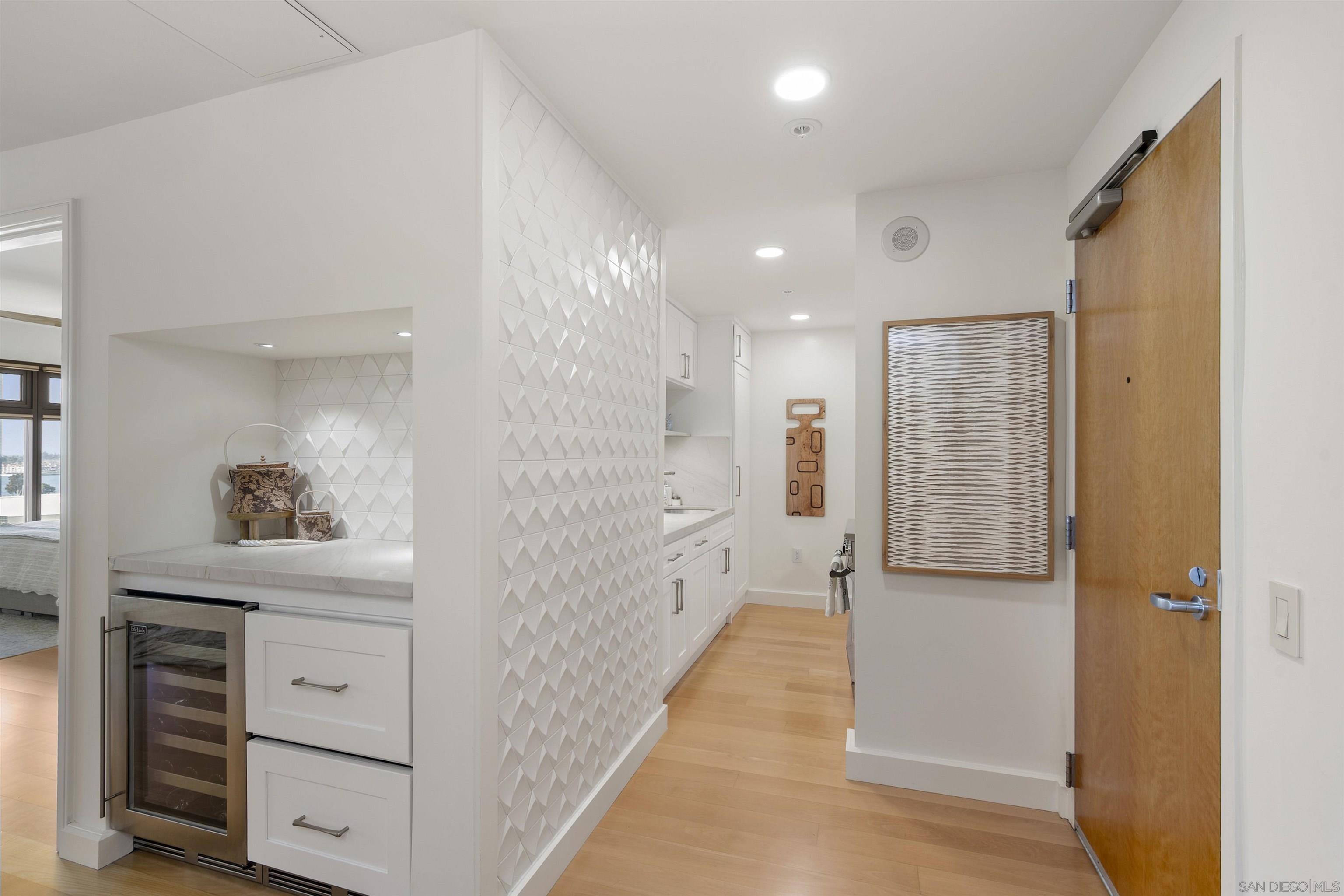 Detail Gallery Image 6 of 42 For 645  Front St  #1215,  San Diego,  CA 92101 - 3 Beds | 3 Baths