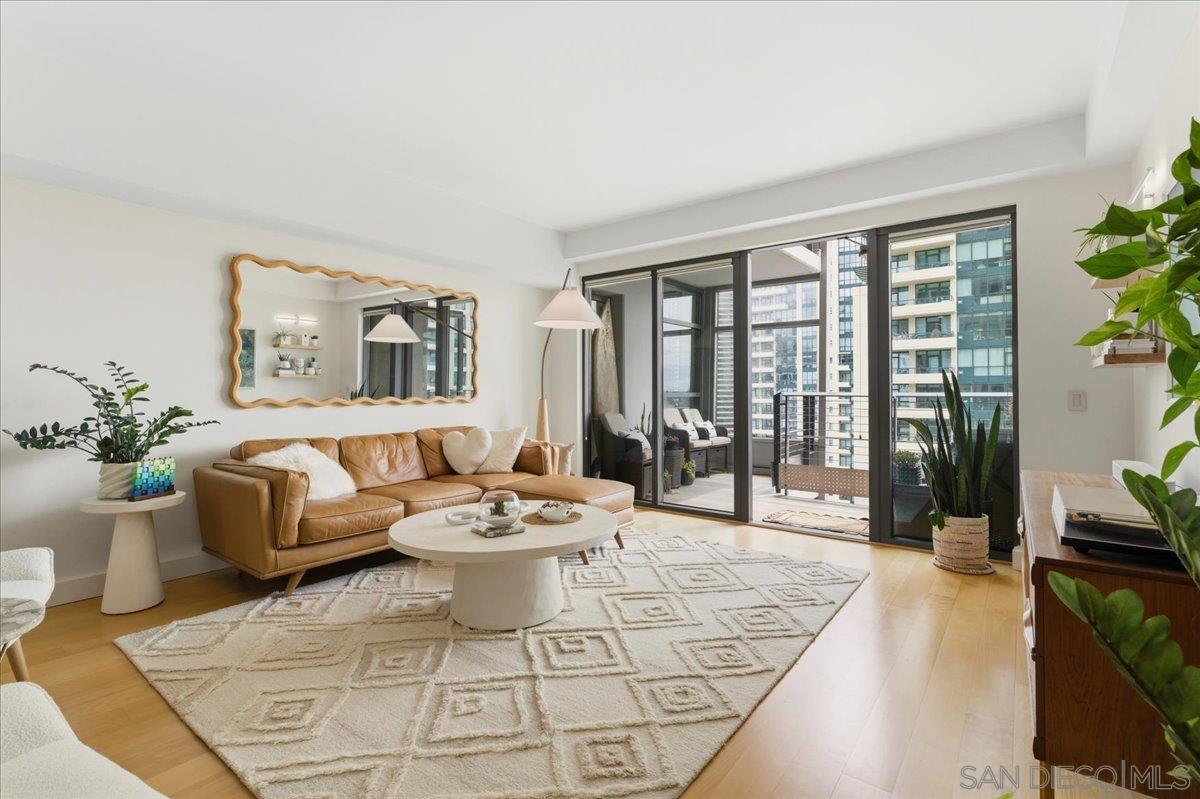 Detail Gallery Image 7 of 42 For 645  Front St  #1215,  San Diego,  CA 92101 - 3 Beds | 3 Baths