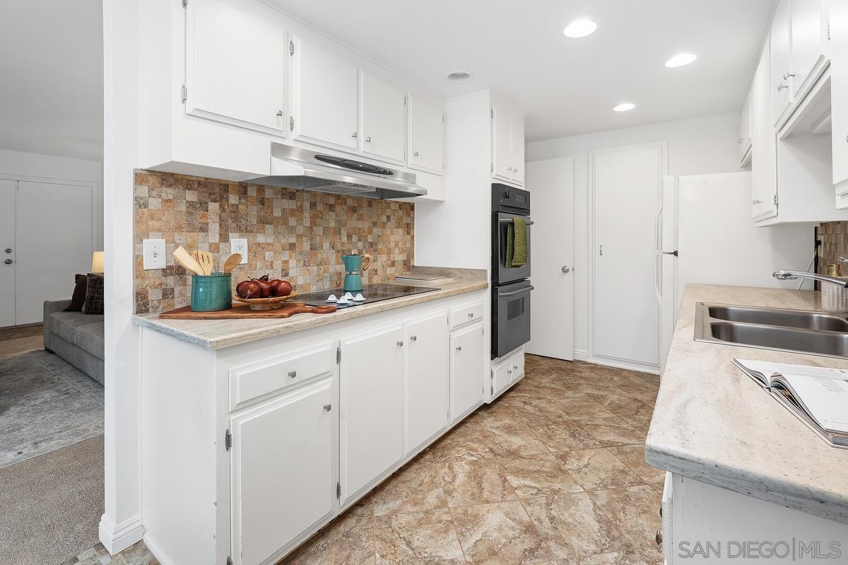 Detail Gallery Image 11 of 26 For 16618  Orilla Dr, San Diego,  CA 92128 - 3 Beds | 2 Baths