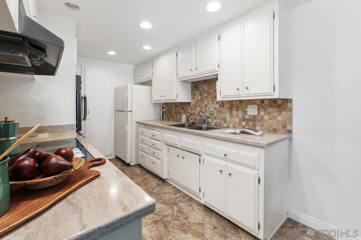 Detail Gallery Image 10 of 26 For 16618  Orilla Dr, San Diego,  CA 92128 - 3 Beds | 2 Baths