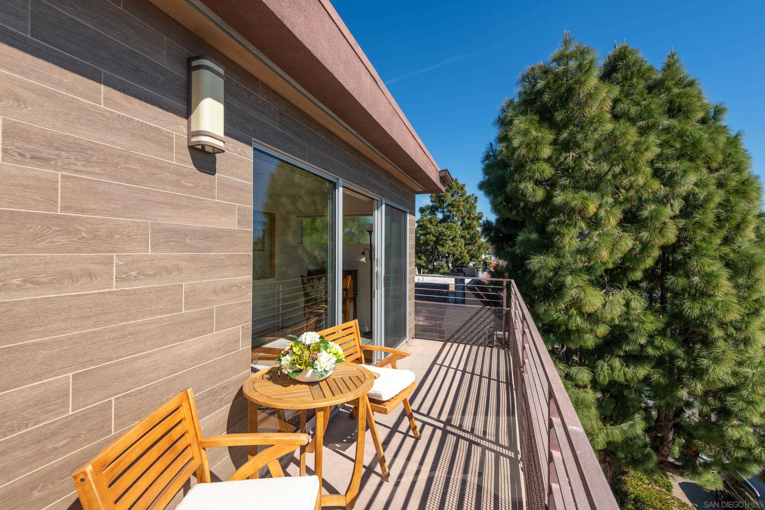 Detail Gallery Image 5 of 40 For 1122  Locust St, San Diego,  CA 92106 - 3 Beds | 2 Baths