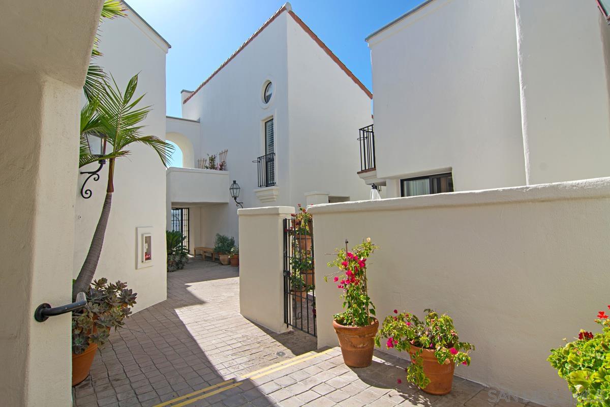 Detail Gallery Image 3 of 20 For 303  Coast  3, La Jolla,  CA 92037 - 3 Beds | 2/1 Baths