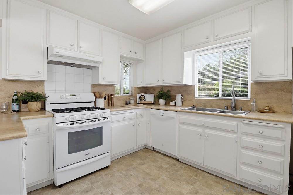 Detail Gallery Image 10 of 32 For 1787  Galway Place, El Cajon,  CA 92020 - 3 Beds | 3 Baths