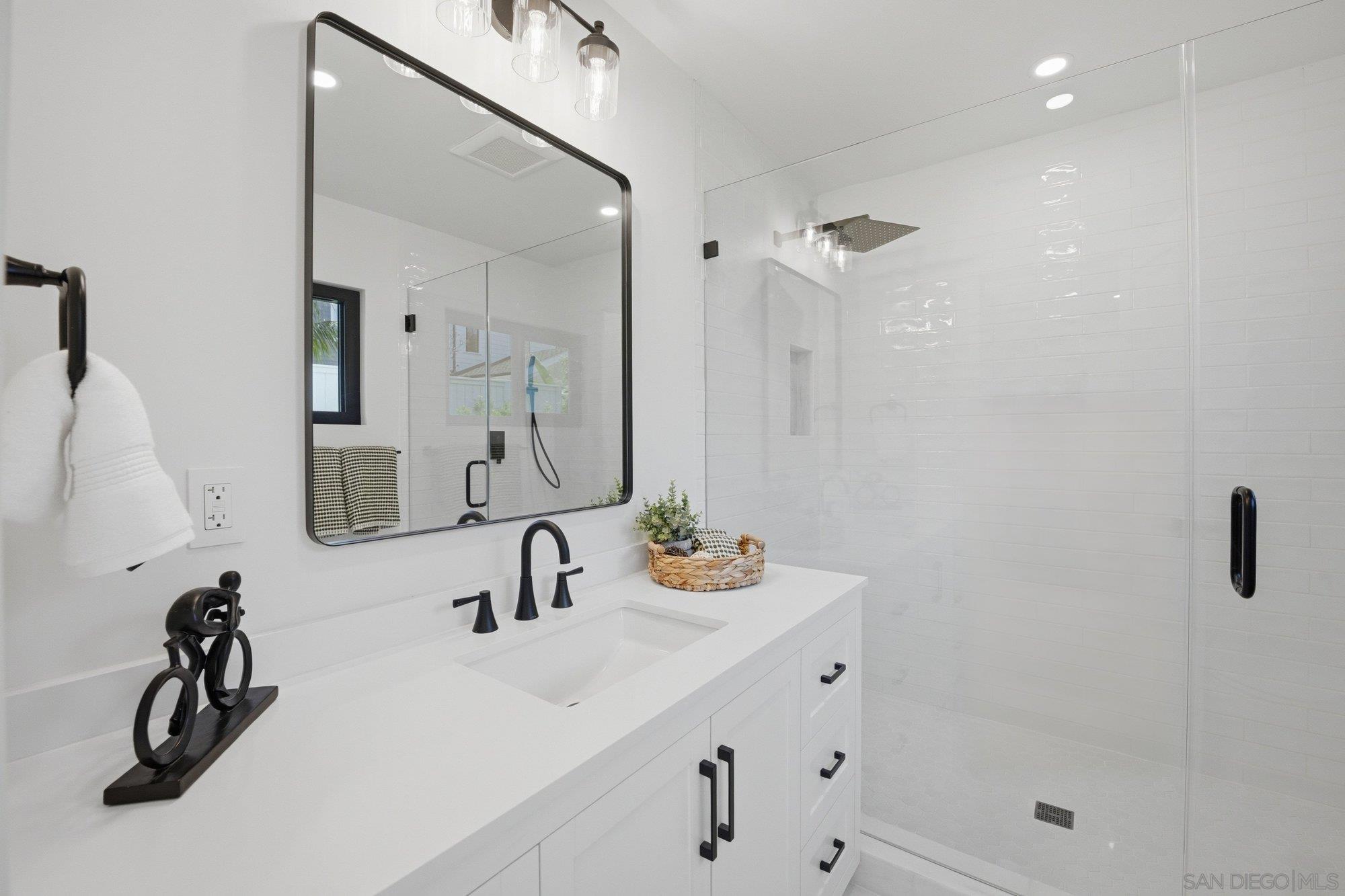 Detail Gallery Image 28 of 45 For 701  Balboa Ave, Coronado,  CA 92118 - 4 Beds | 4 Baths