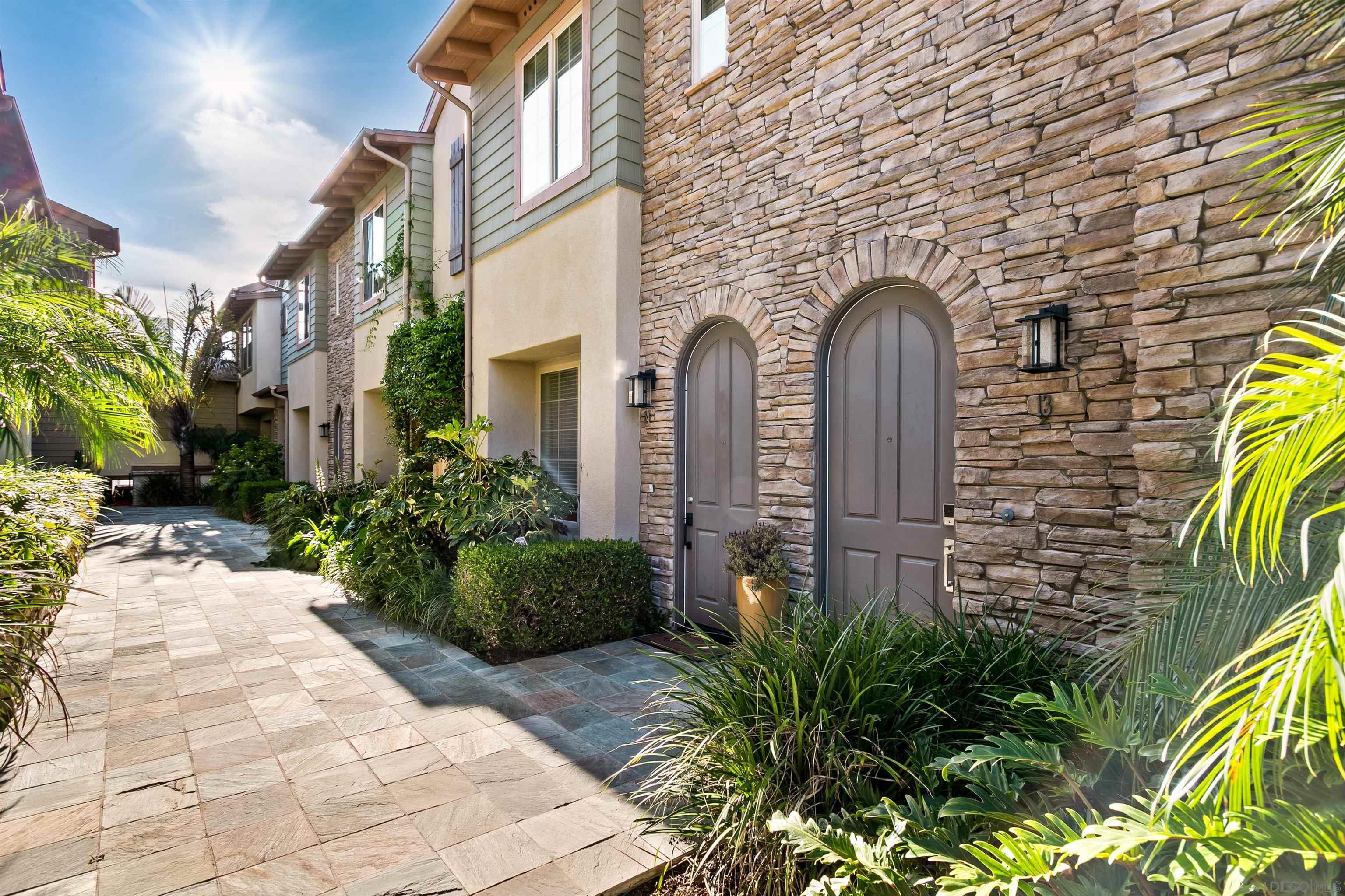 Detail Gallery Image 2 of 34 For 1056  Pearl Street  #14,  La Jolla,  CA 92037 - 2 Beds | 2/1 Baths