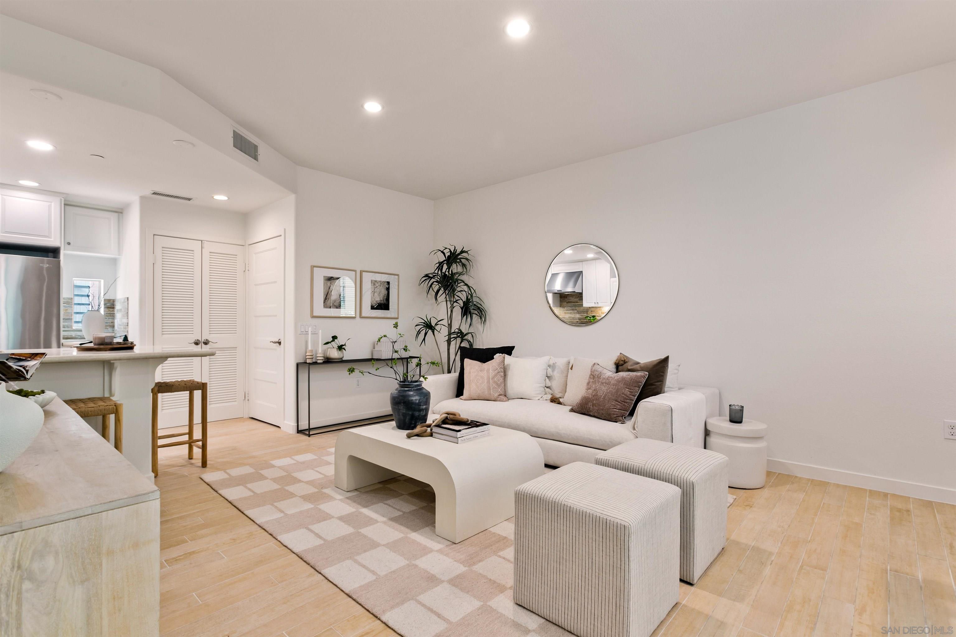 Detail Gallery Image 3 of 34 For 1056  Pearl Street  #14,  La Jolla,  CA 92037 - 2 Beds | 2/1 Baths