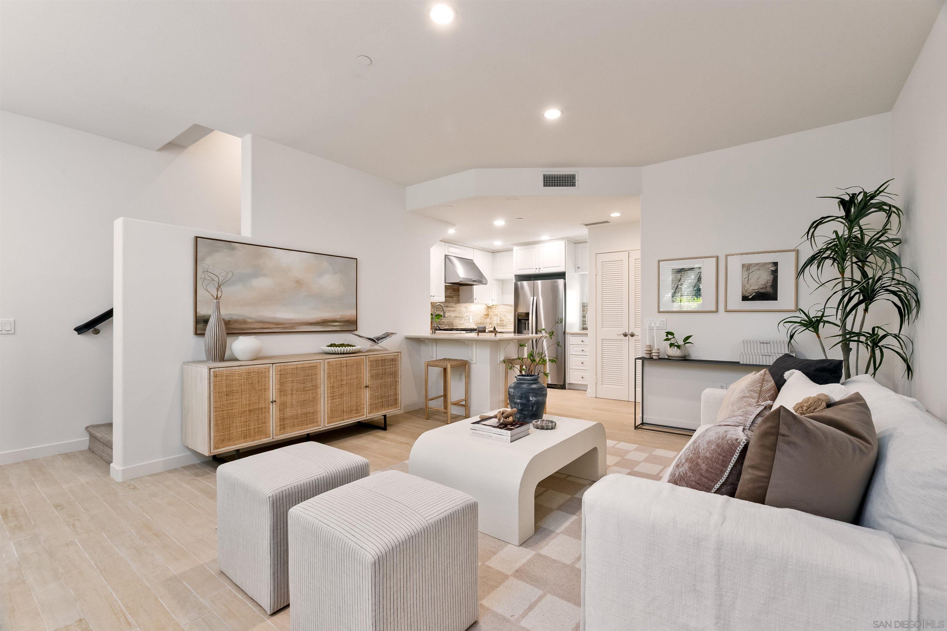 Detail Gallery Image 4 of 34 For 1056  Pearl Street  #14,  La Jolla,  CA 92037 - 2 Beds | 2/1 Baths