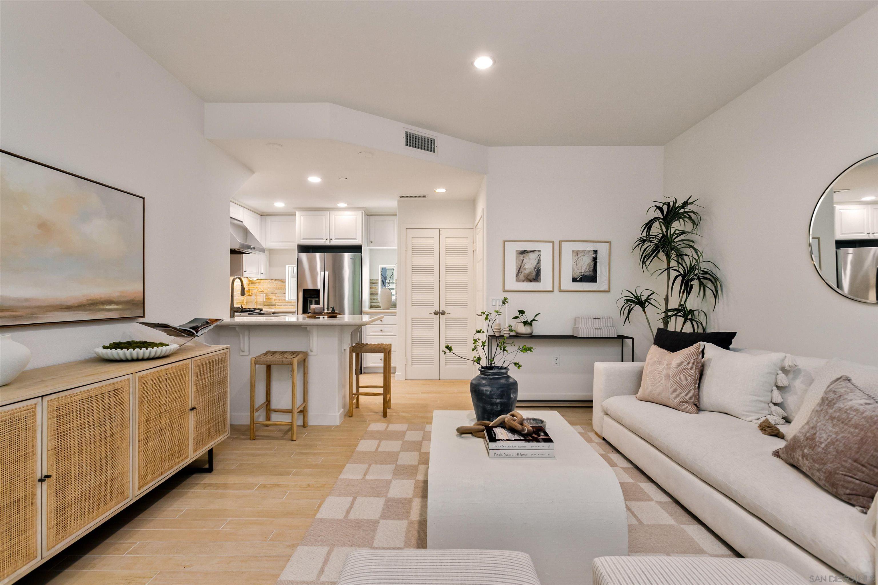 Detail Gallery Image 5 of 34 For 1056  Pearl Street  #14,  La Jolla,  CA 92037 - 2 Beds | 2/1 Baths