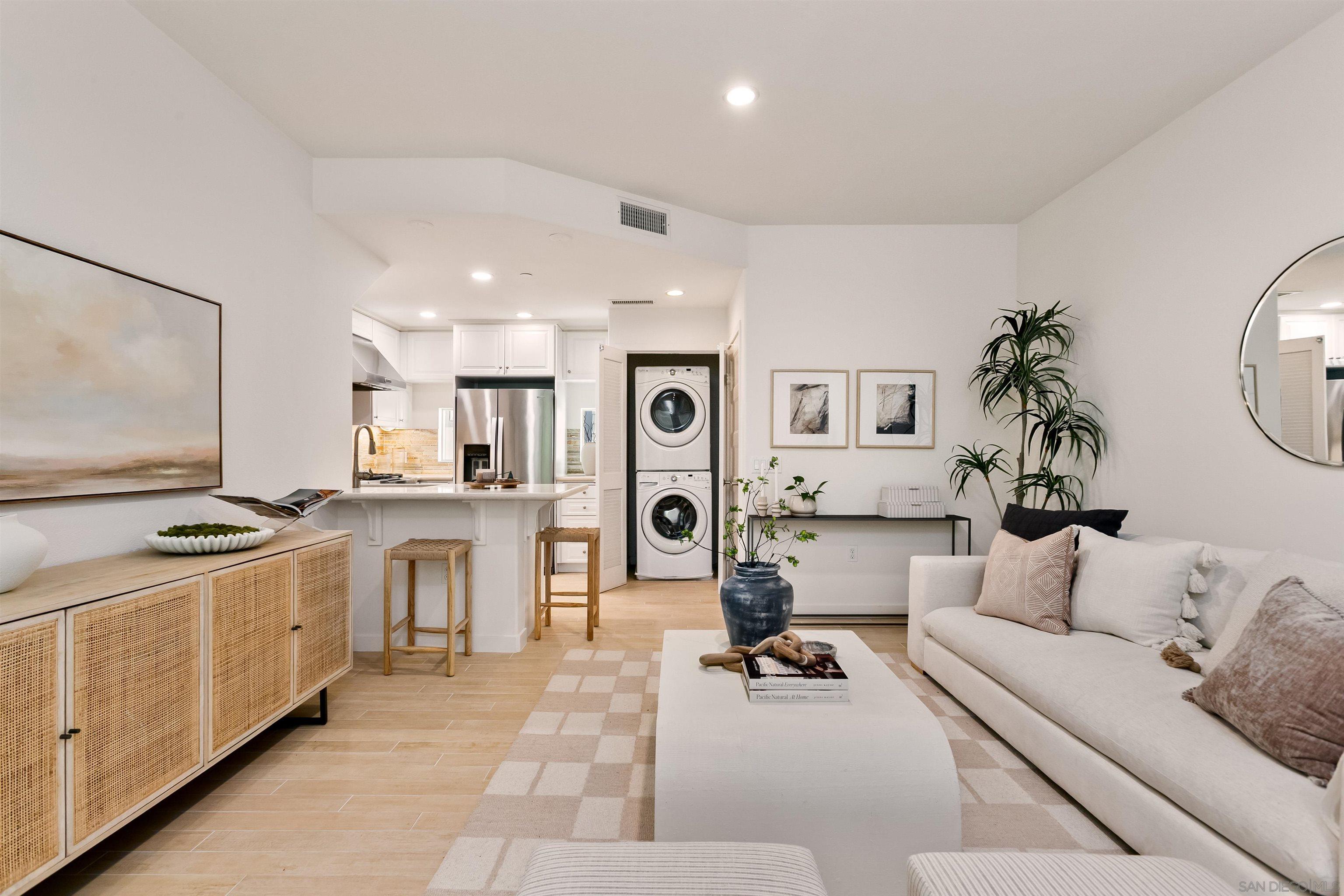 Detail Gallery Image 6 of 34 For 1056  Pearl Street  #14,  La Jolla,  CA 92037 - 2 Beds | 2/1 Baths