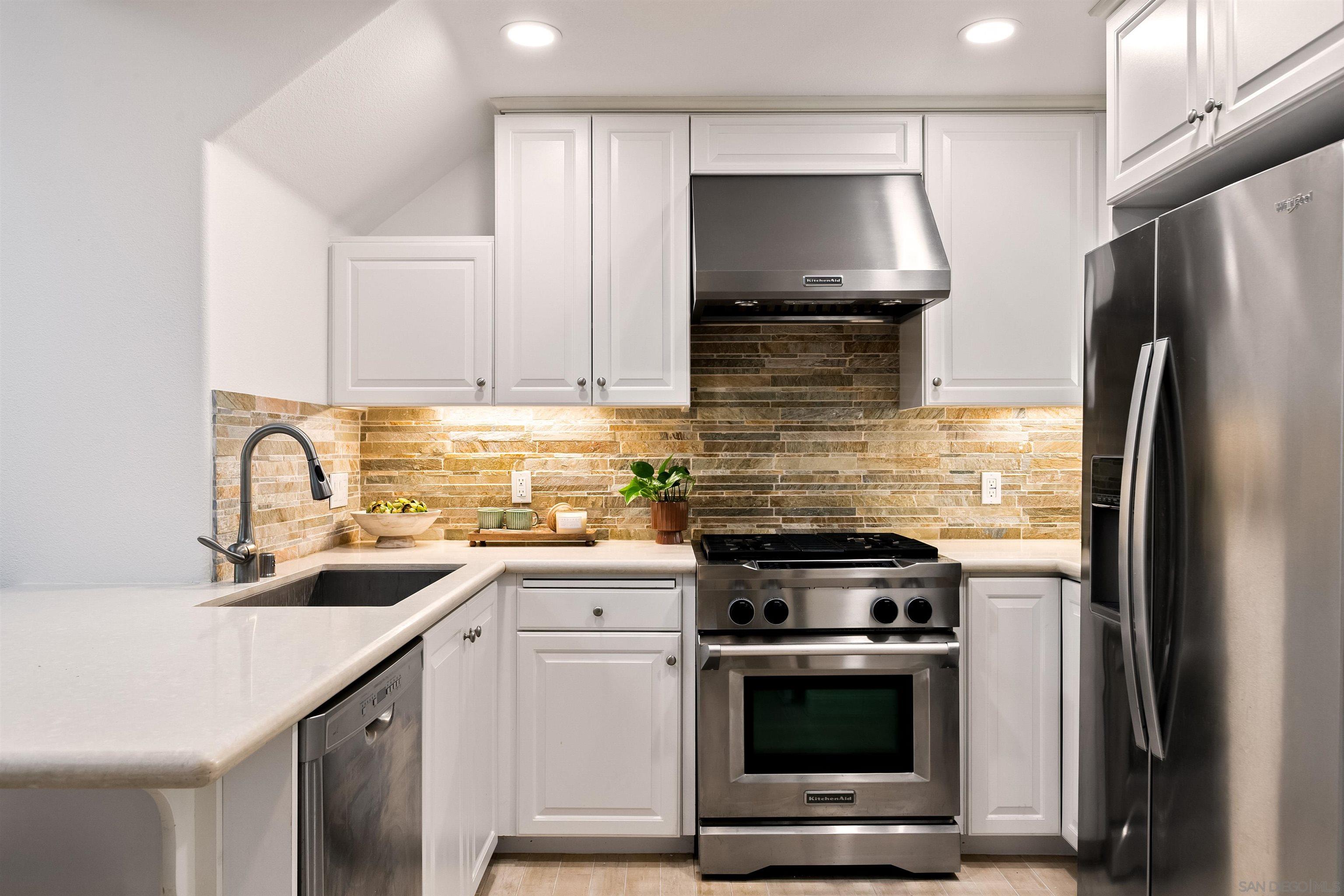 Detail Gallery Image 7 of 34 For 1056  Pearl Street  #14,  La Jolla,  CA 92037 - 2 Beds | 2/1 Baths