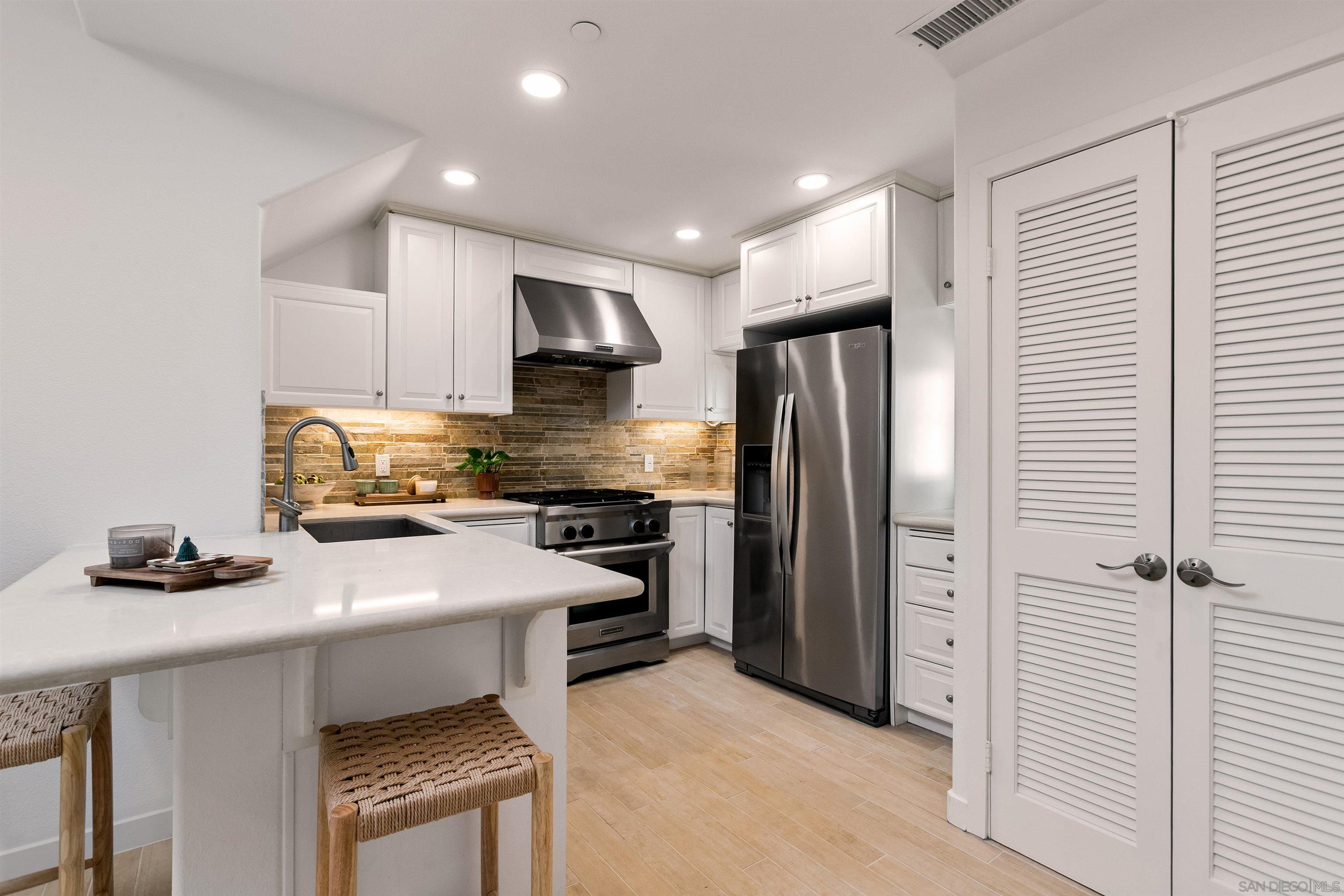 Detail Gallery Image 8 of 34 For 1056  Pearl Street  #14,  La Jolla,  CA 92037 - 2 Beds | 2/1 Baths