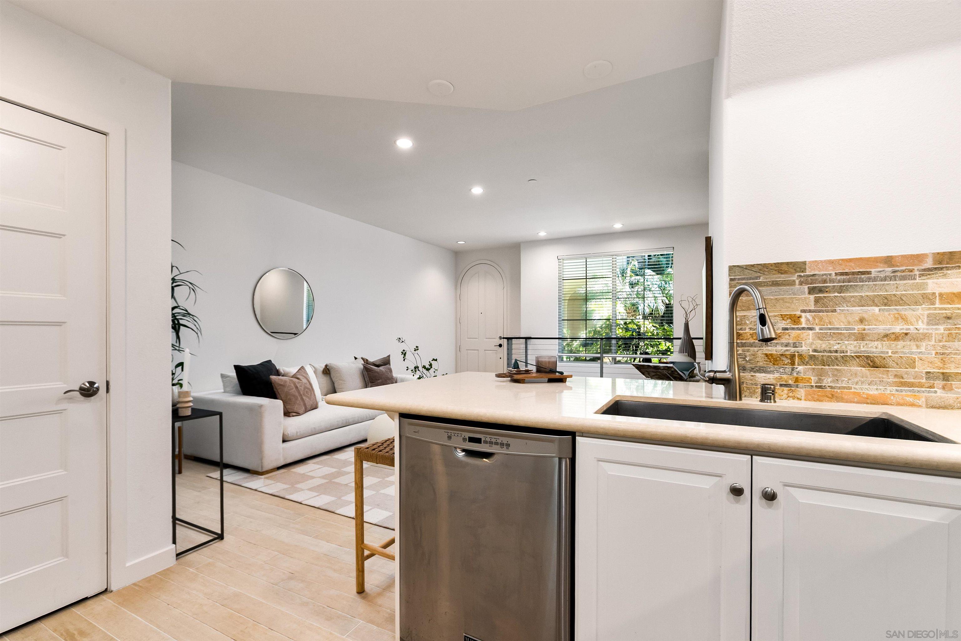 Detail Gallery Image 9 of 34 For 1056  Pearl Street  #14,  La Jolla,  CA 92037 - 2 Beds | 2/1 Baths