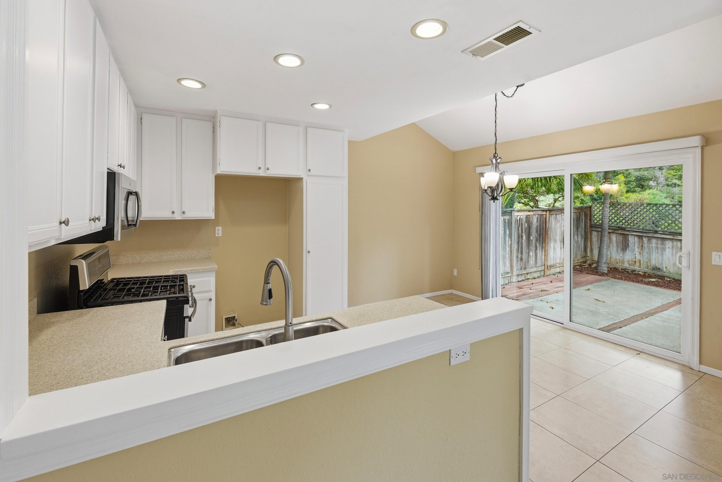 Detail Gallery Image 11 of 36 For 2685  Regent, Carlsbad,  CA 92010 - 2 Beds | 2/1 Baths