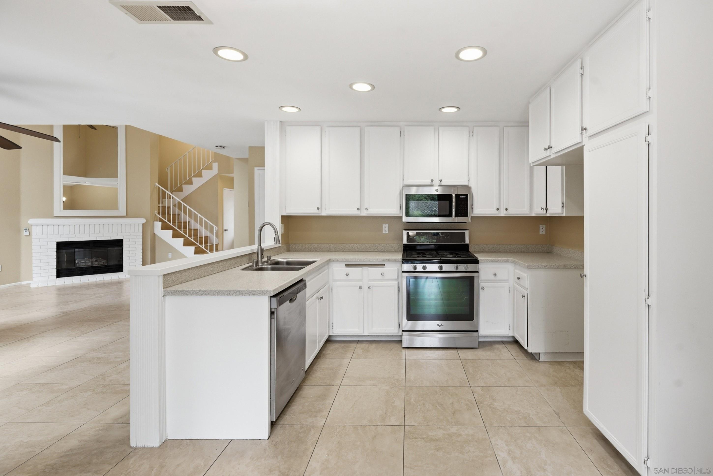 Detail Gallery Image 10 of 36 For 2685  Regent, Carlsbad,  CA 92010 - 2 Beds | 2/1 Baths