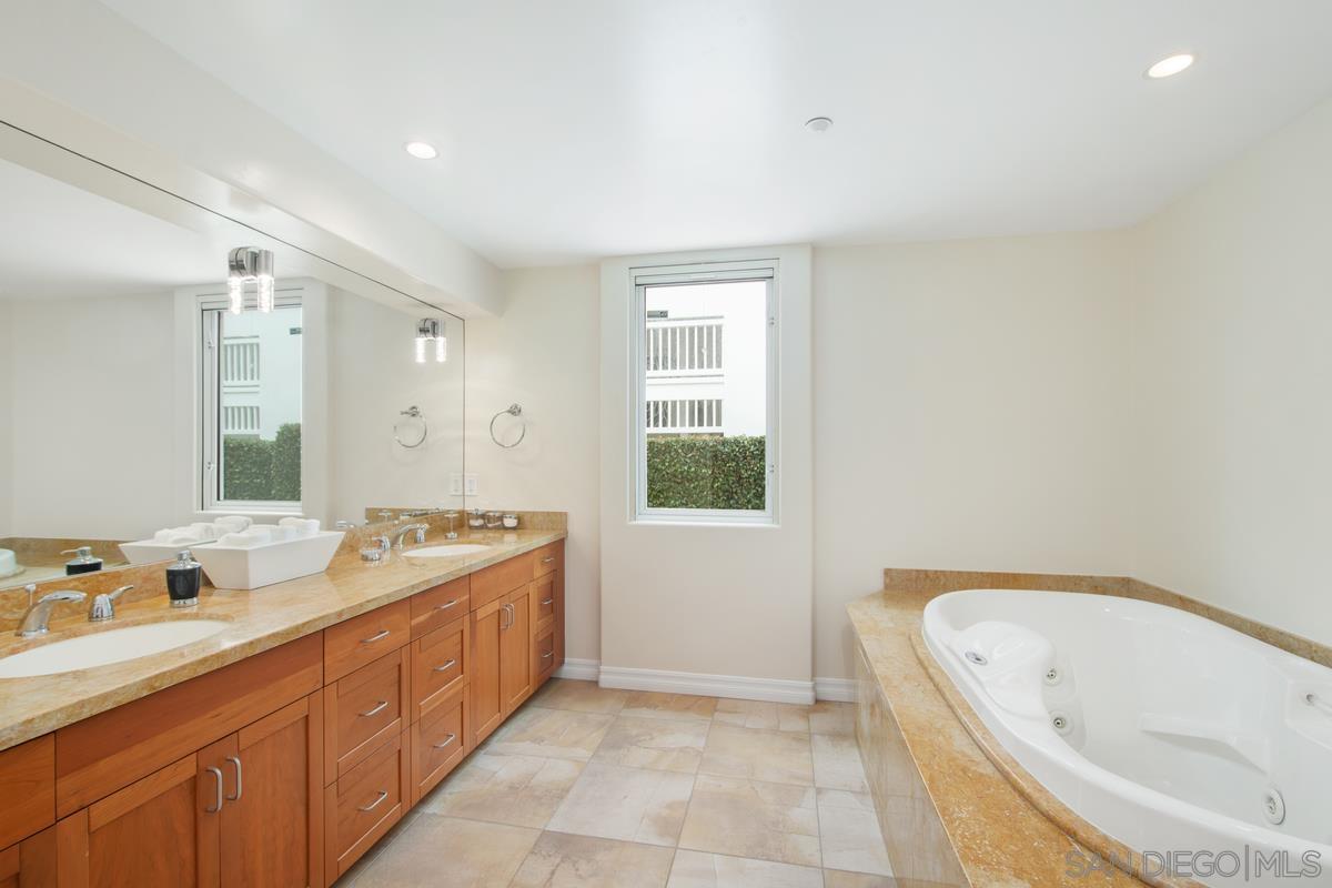 Detail Gallery Image 16 of 31 For 202  Coast Blvd  #4,  La Jolla,  CA 92037 - 3 Beds | 2/1 Baths