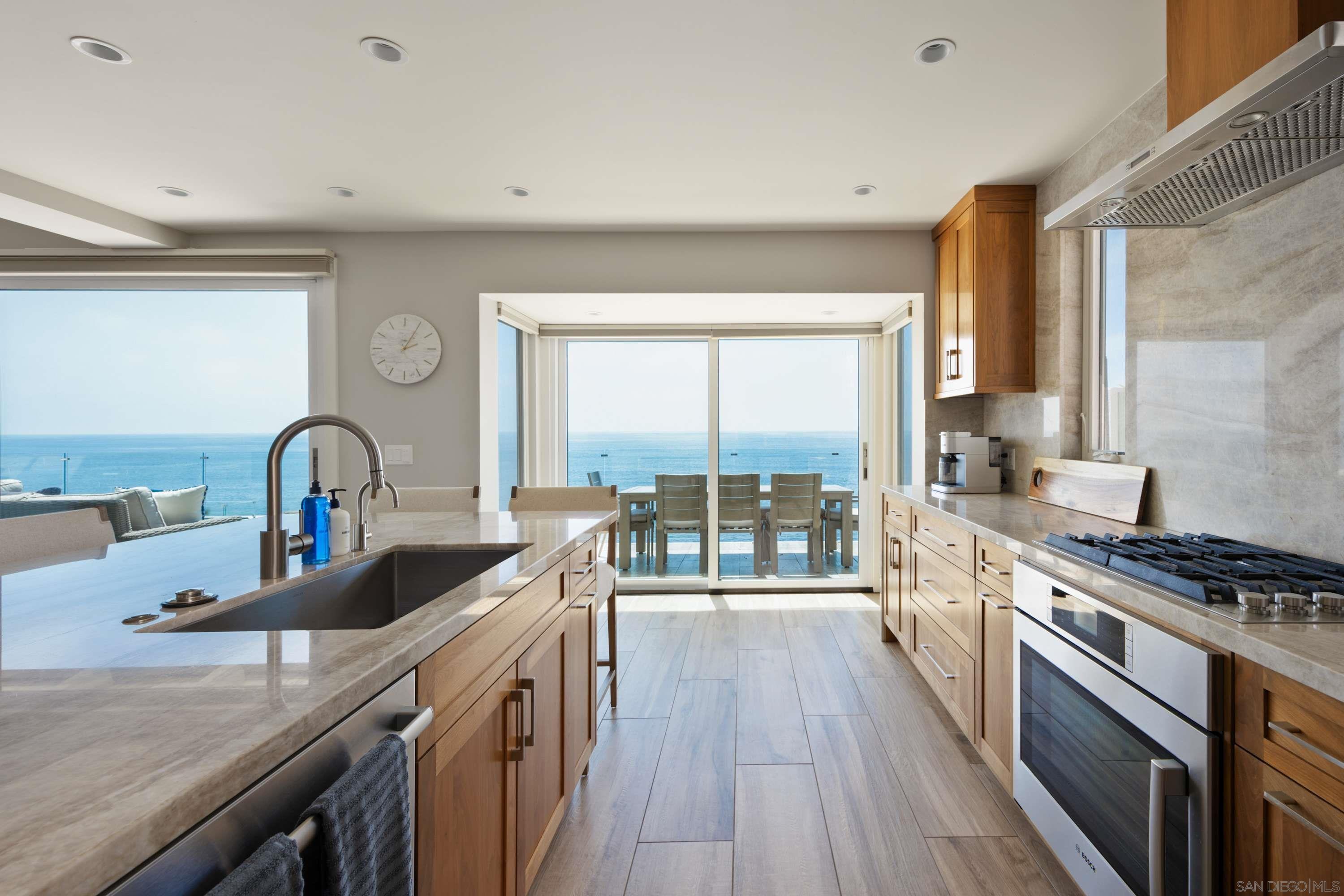 Detail Gallery Image 3 of 41 For 5570  Calumet, La Jolla,  CA 92037 - 3 Beds | 3/1 Baths