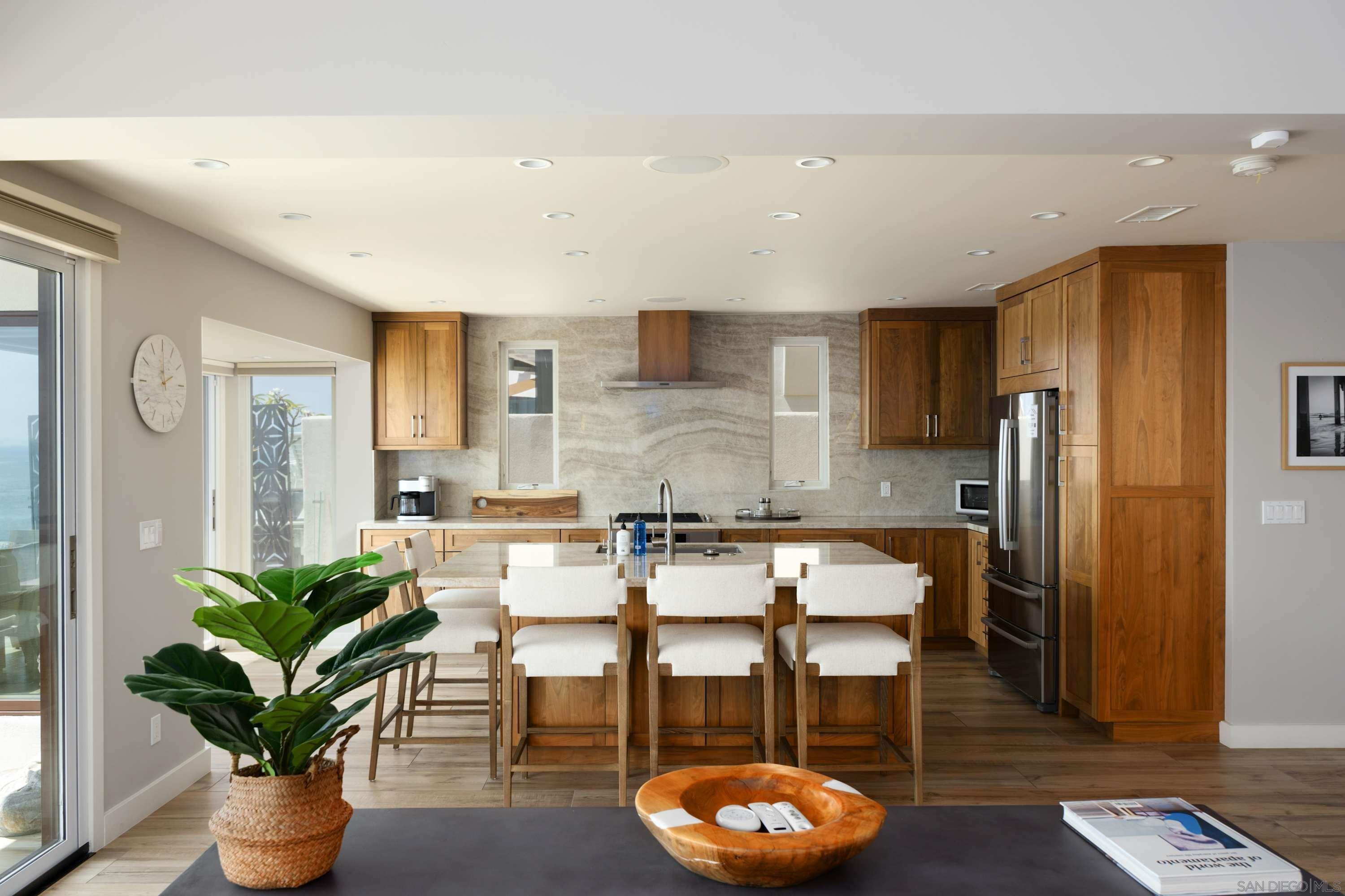 Detail Gallery Image 9 of 41 For 5570  Calumet, La Jolla,  CA 92037 - 3 Beds | 3/1 Baths