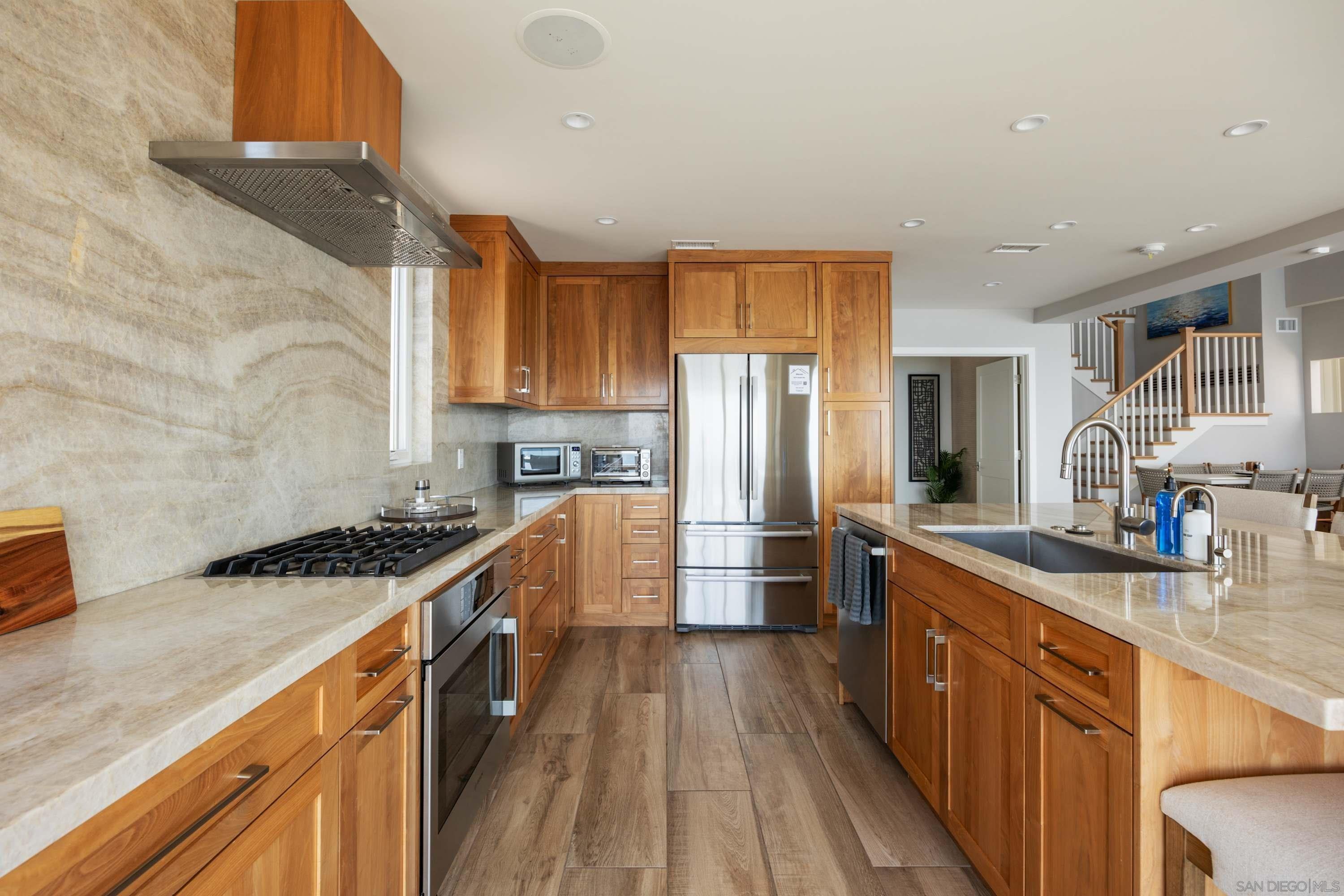 Detail Gallery Image 10 of 41 For 5570  Calumet, La Jolla,  CA 92037 - 3 Beds | 3/1 Baths