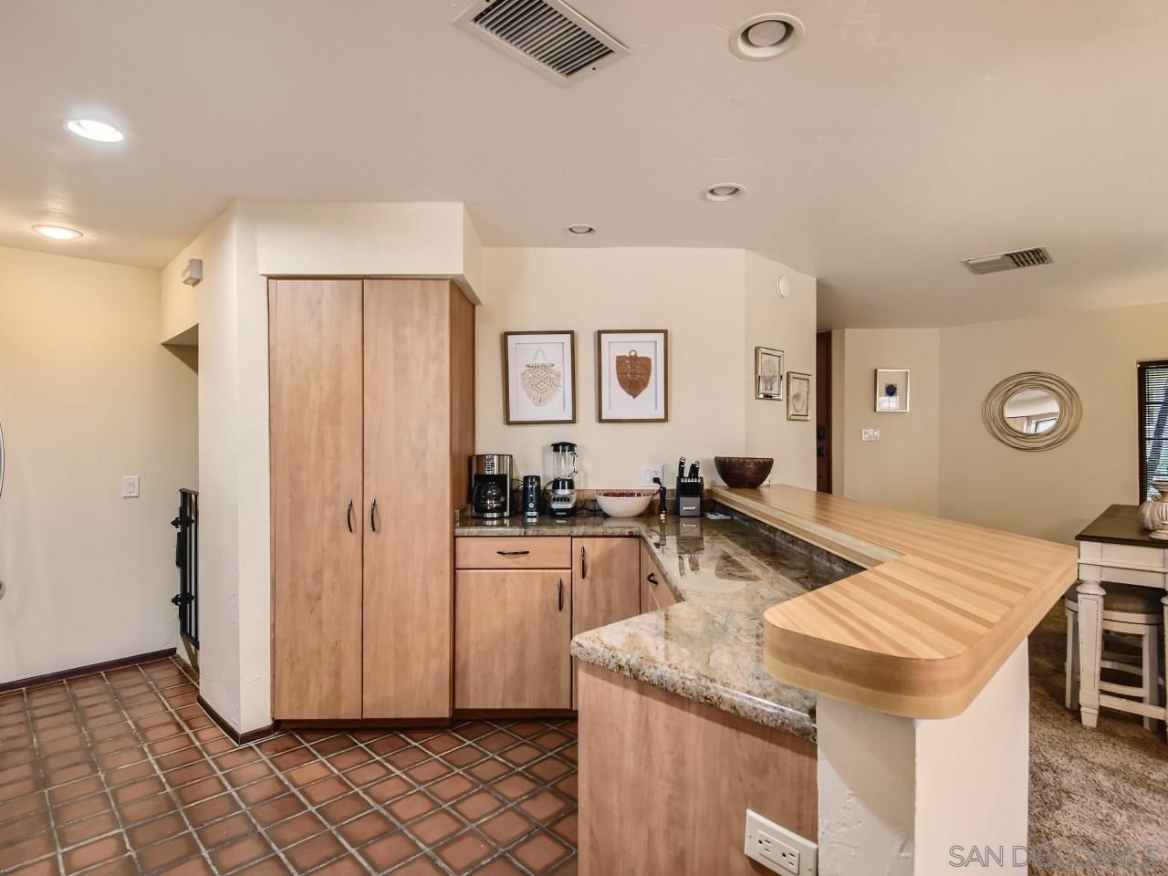 Detail Gallery Image 3 of 15 For 8694  Villa La Jolla Drive  1, La Jolla,  CA 92037 - 2 Beds | 2/1 Baths