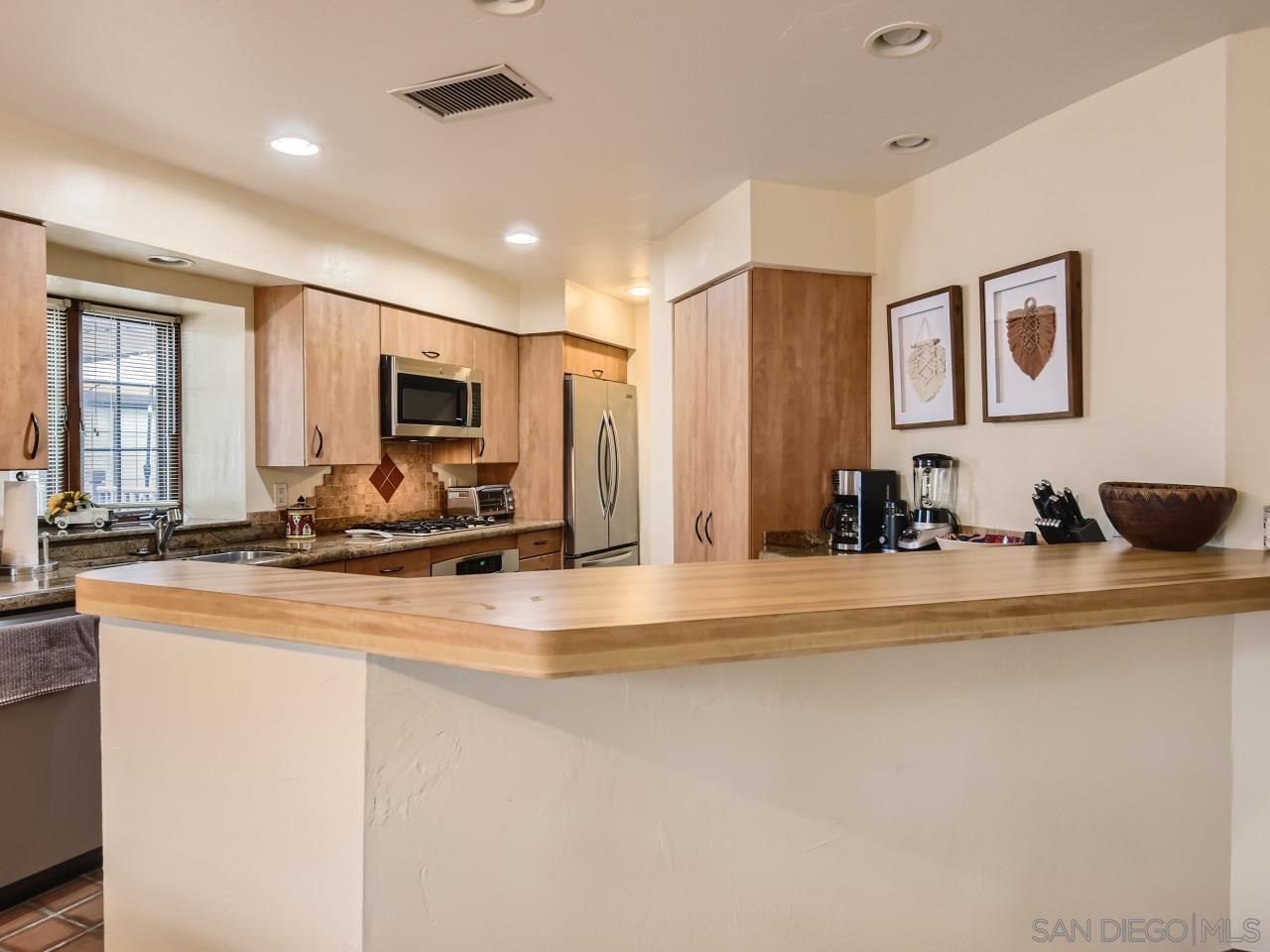 Detail Gallery Image 4 of 15 For 8694  Villa La Jolla Drive  1, La Jolla,  CA 92037 - 2 Beds | 2/1 Baths