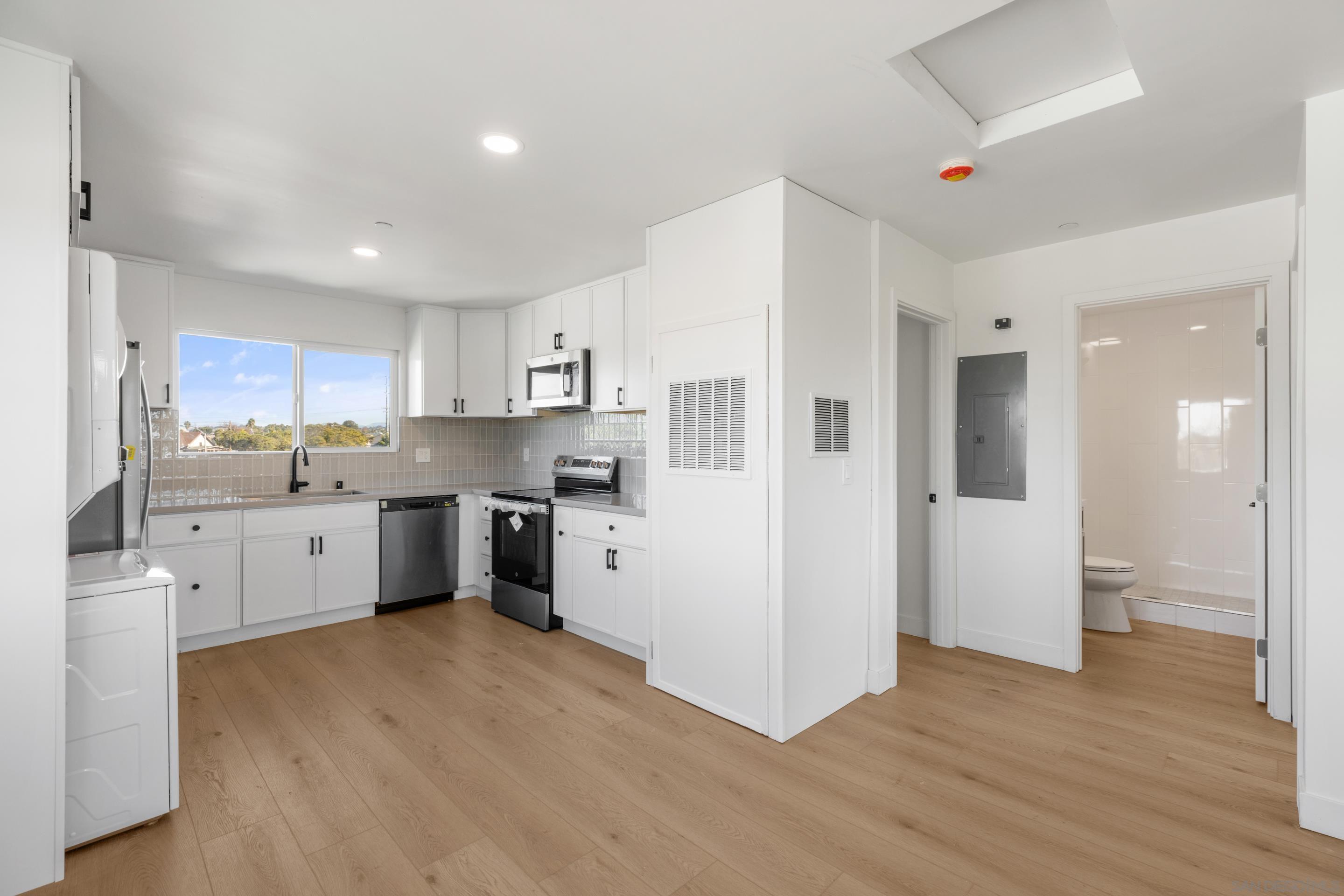 Detail Gallery Image 5 of 8 For 3730  Acacia St, San Diego,  CA 92113 - 2 Beds | 1 Baths