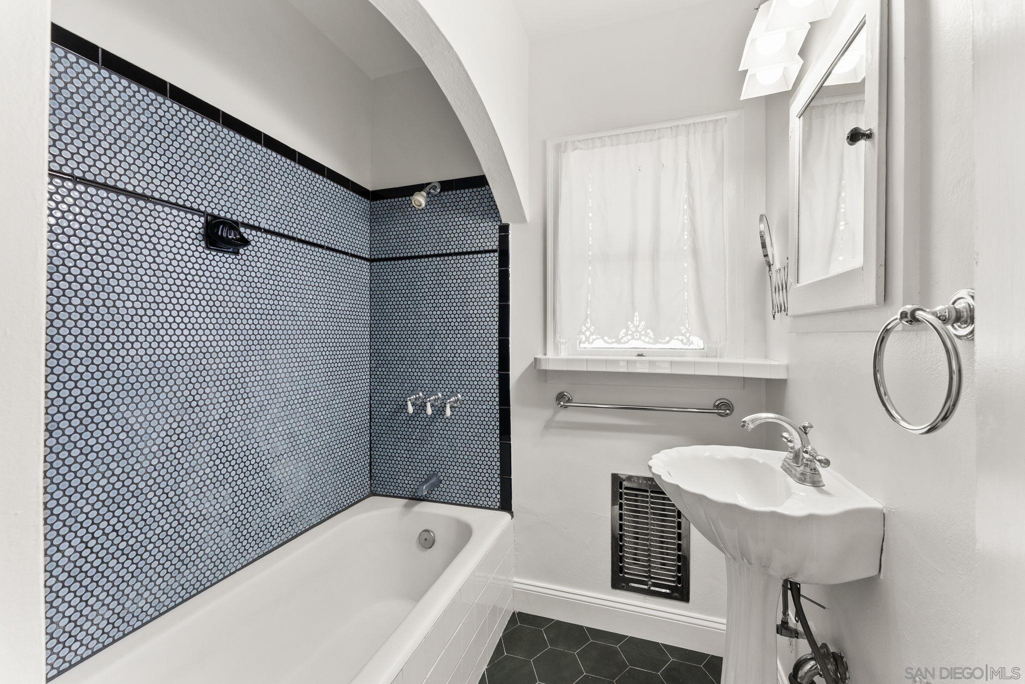 Detail Gallery Image 8 of 17 For 4412  Felton, San Diego,  CA 92116 - 2 Beds | 1 Baths