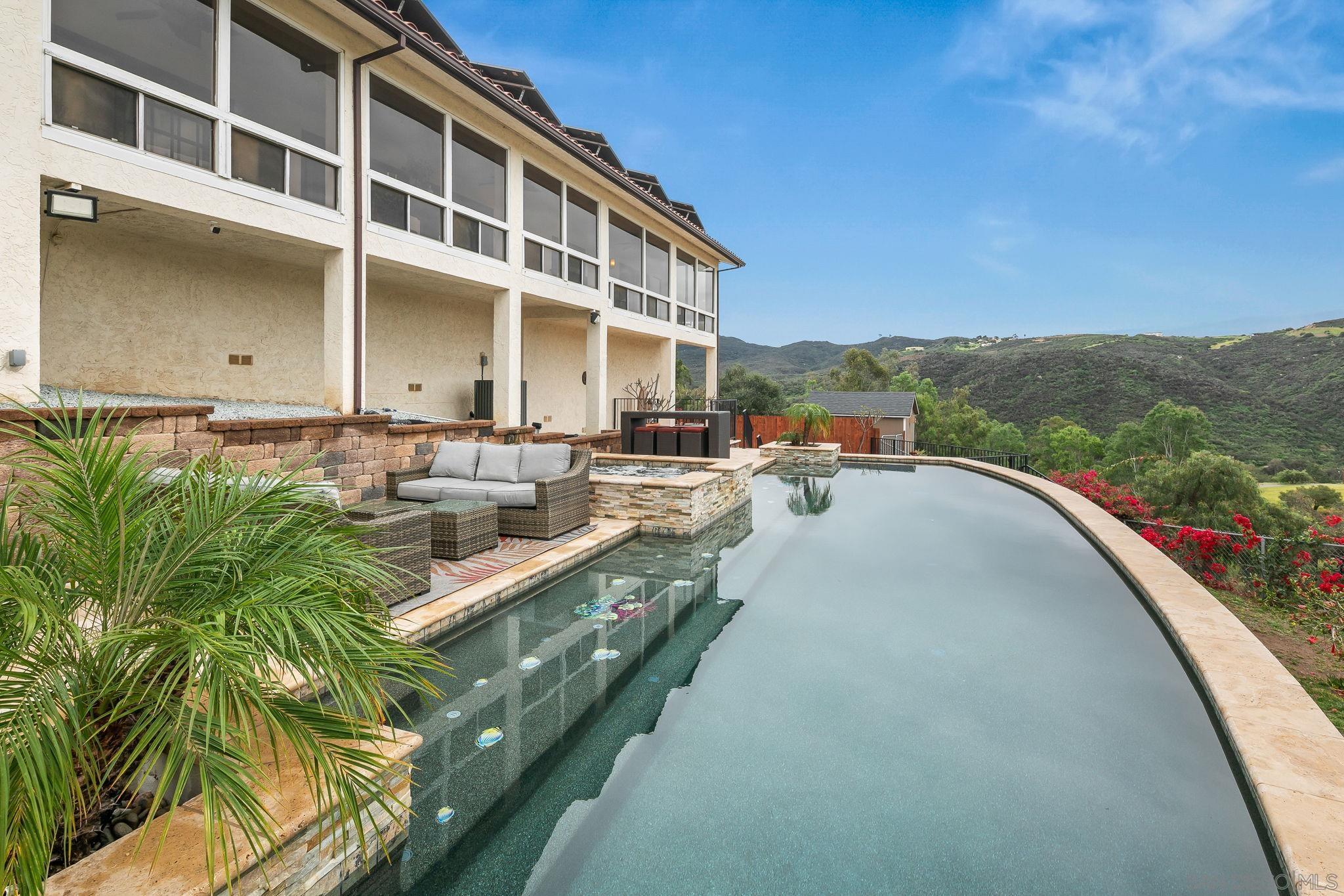 Detail Gallery Image 17 of 72 For 29509  Hoxie Ranch Rd, Vista,  CA 92084 - 3 Beds | 3/1 Baths