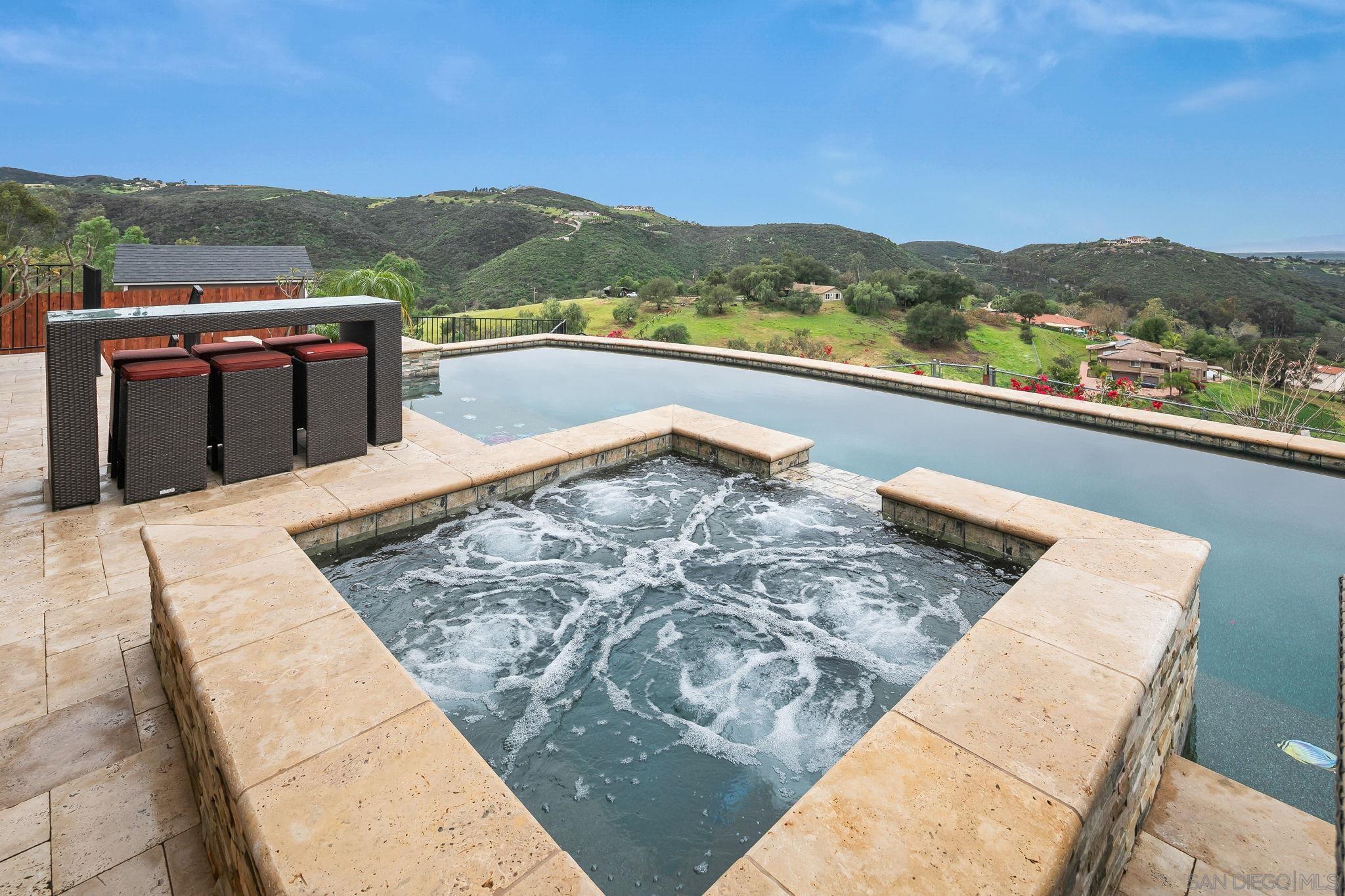 Detail Gallery Image 18 of 72 For 29509  Hoxie Ranch Rd, Vista,  CA 92084 - 3 Beds | 3/1 Baths