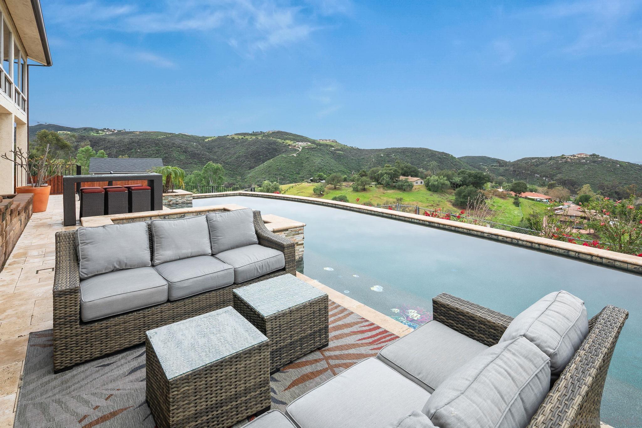 Detail Gallery Image 19 of 72 For 29509  Hoxie Ranch Rd, Vista,  CA 92084 - 3 Beds | 3/1 Baths