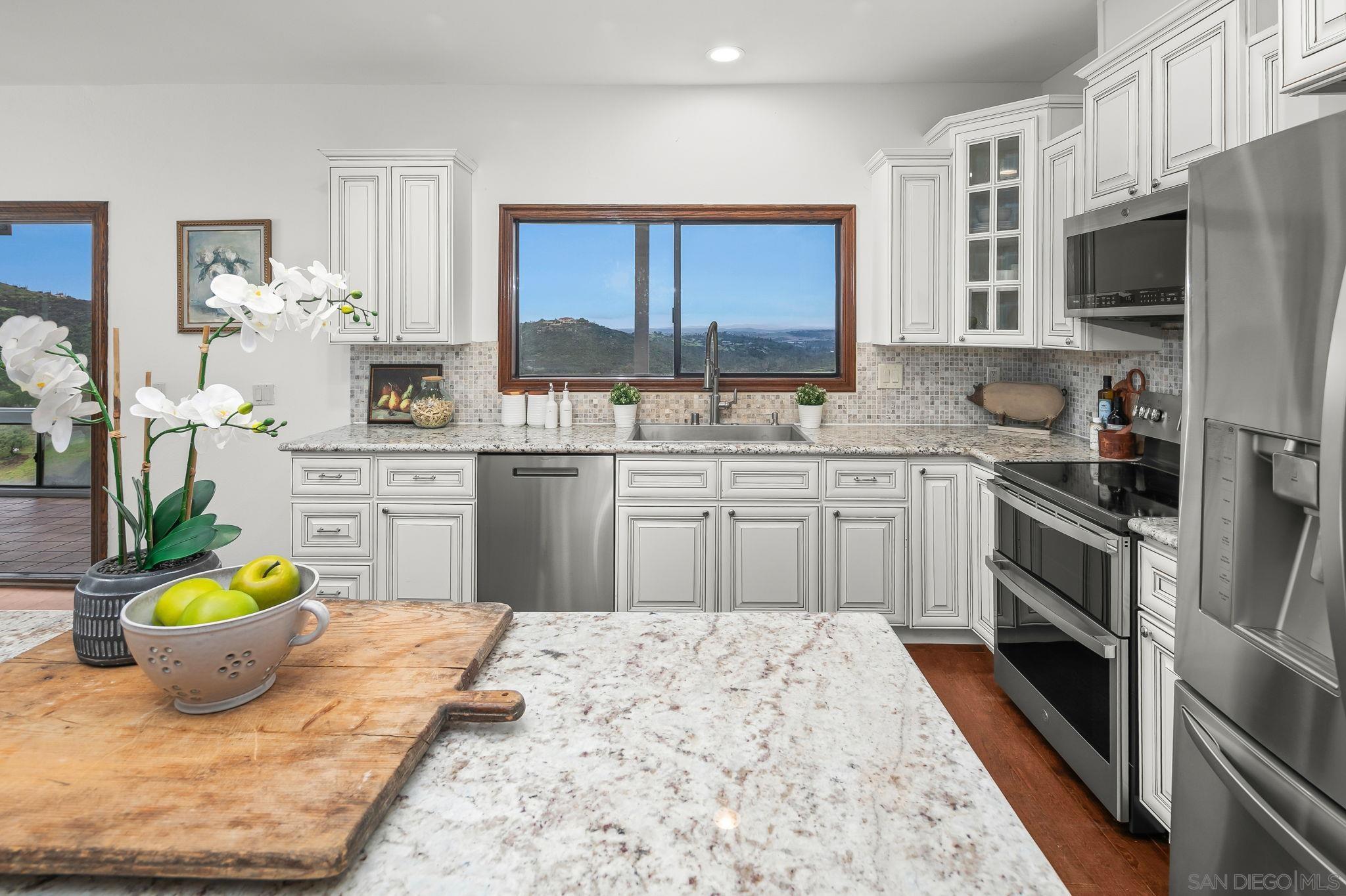 Detail Gallery Image 10 of 72 For 29509  Hoxie Ranch Rd, Vista,  CA 92084 - 3 Beds | 3/1 Baths