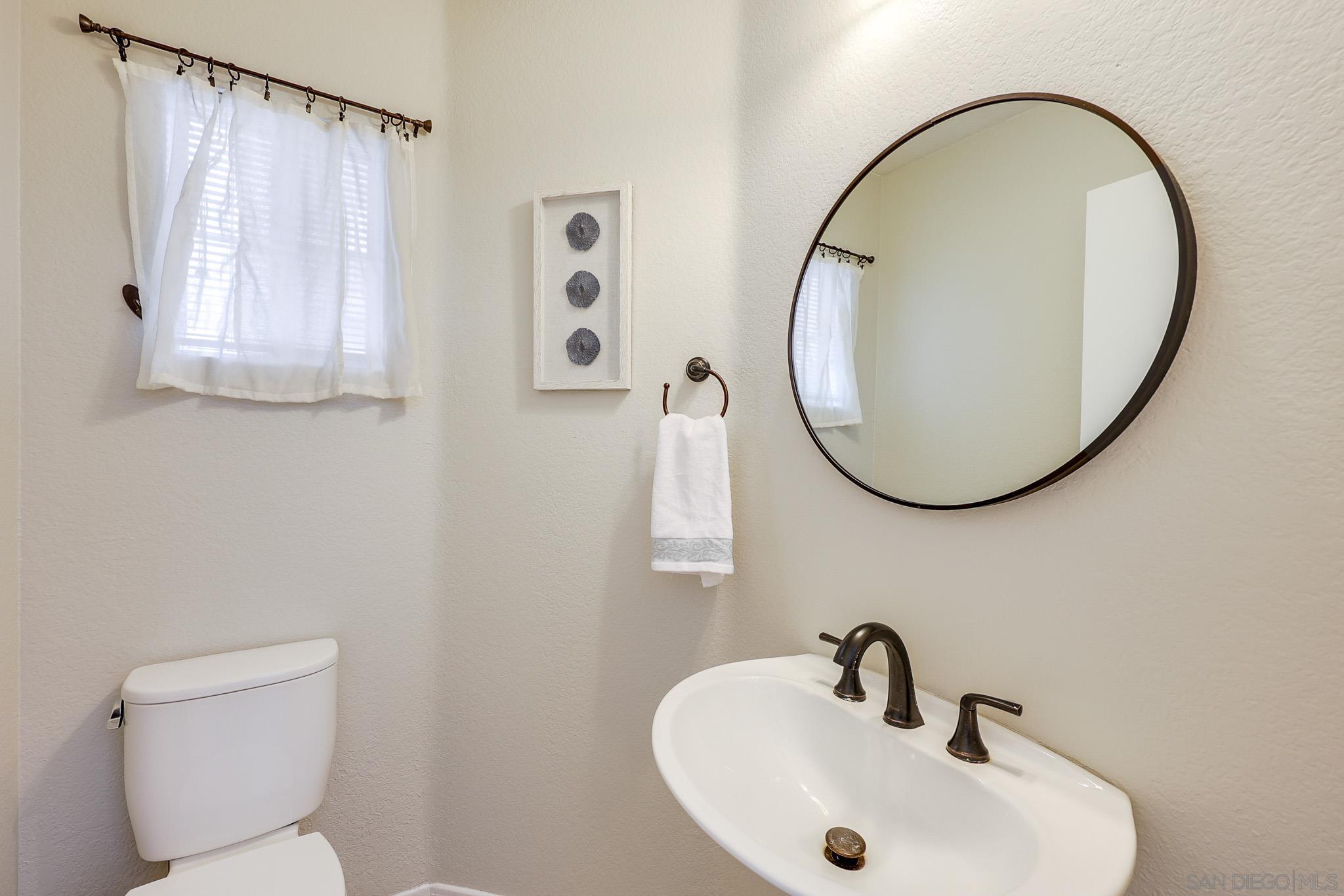 Detail Gallery Image 12 of 29 For 1772  Promenade Cir, Vista,  CA 92083 - 3 Beds | 2/1 Baths