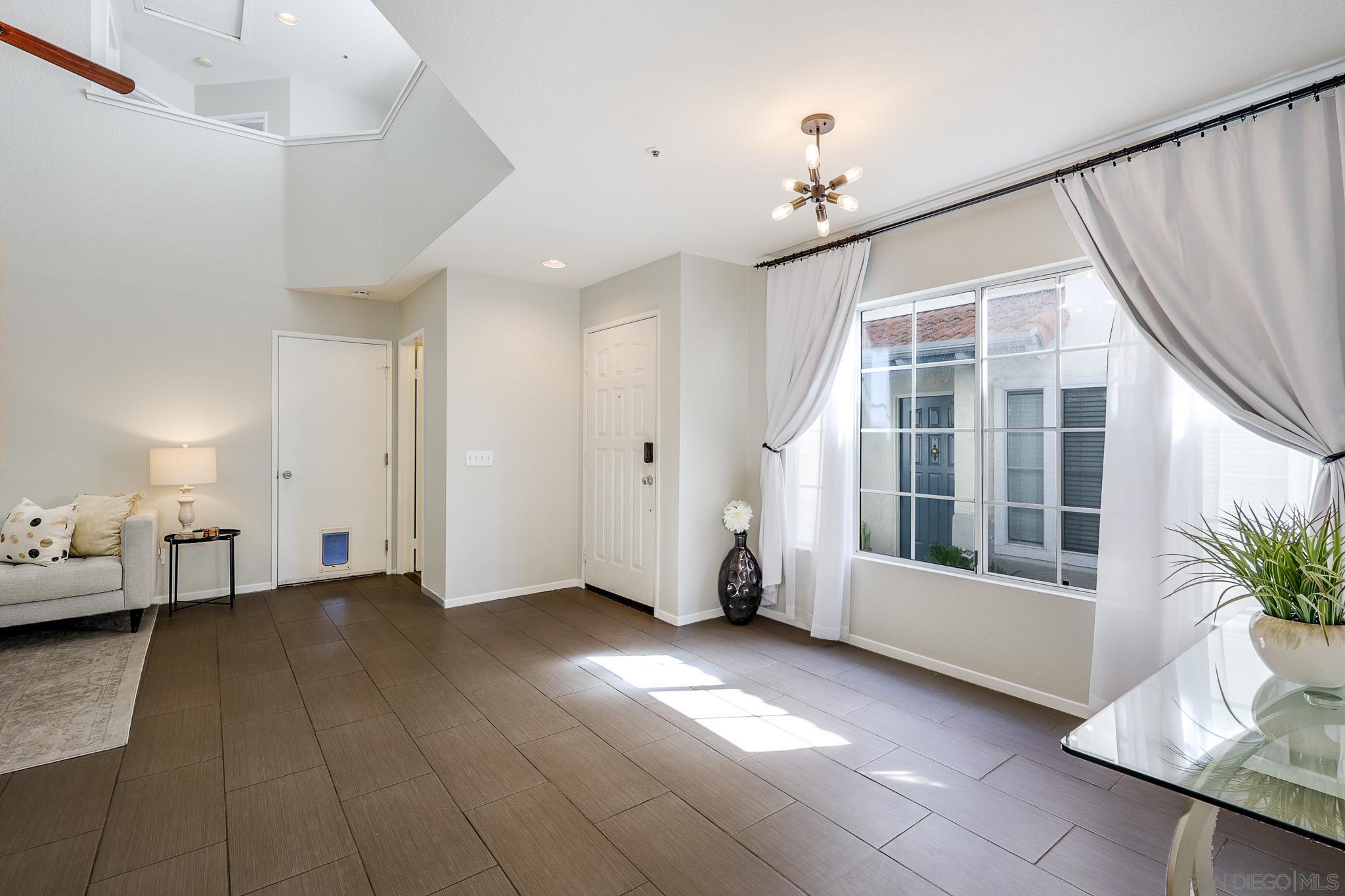 Detail Gallery Image 7 of 29 For 1772  Promenade Cir, Vista,  CA 92083 - 3 Beds | 2/1 Baths