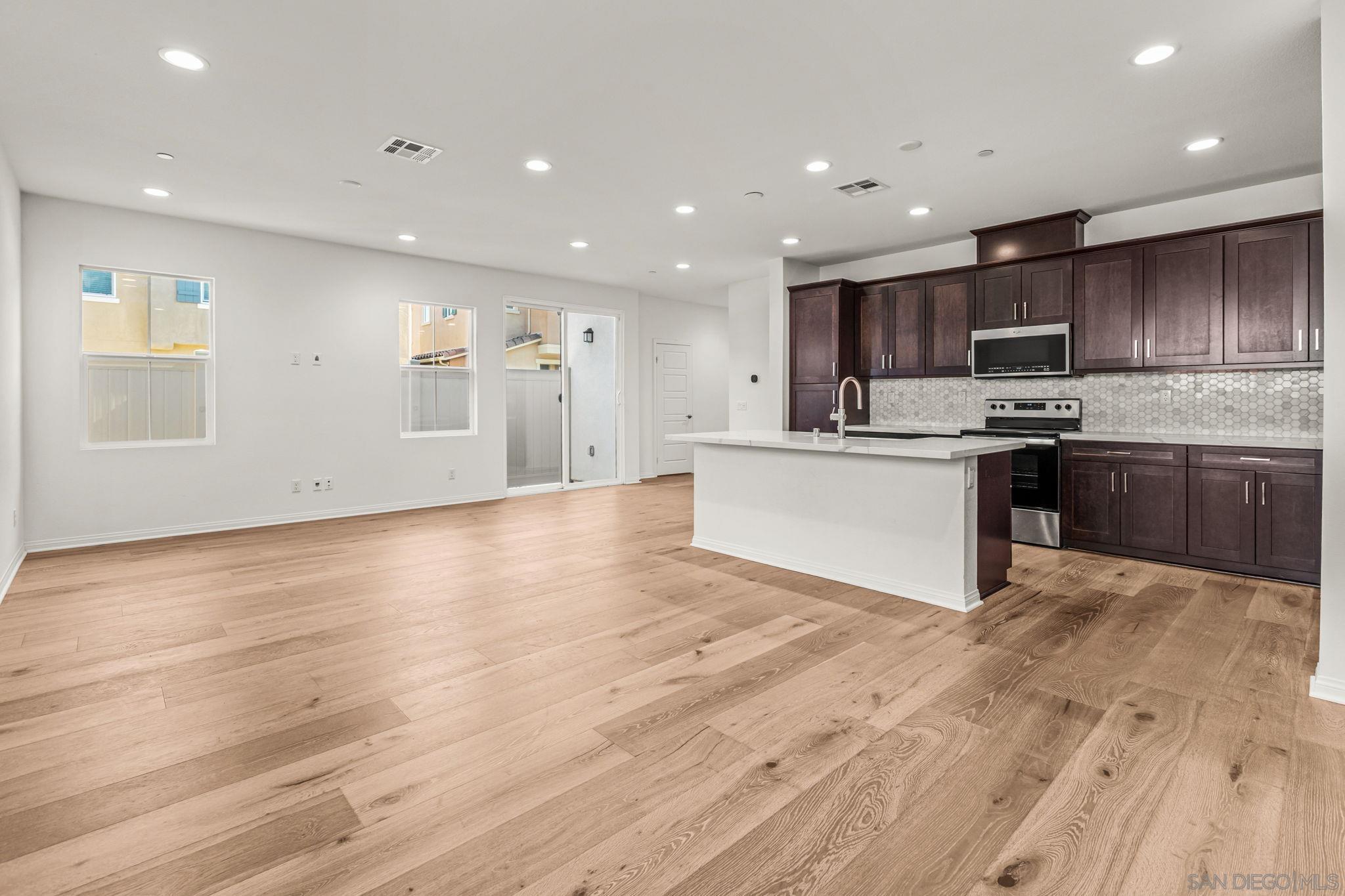 Detail Gallery Image 3 of 35 For 505  Pinedale, Vista,  CA 92081 - 3 Beds | 2/1 Baths