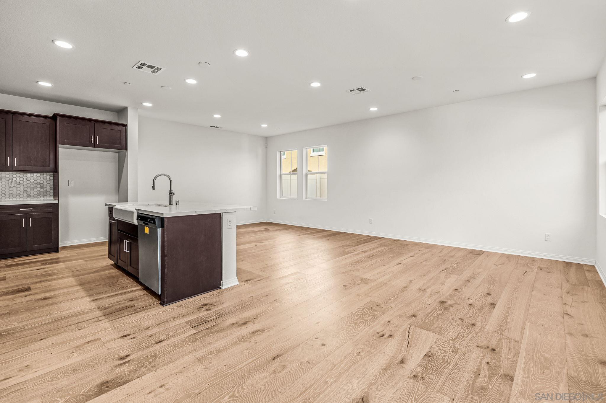 Detail Gallery Image 7 of 35 For 505  Pinedale, Vista,  CA 92081 - 3 Beds | 2/1 Baths