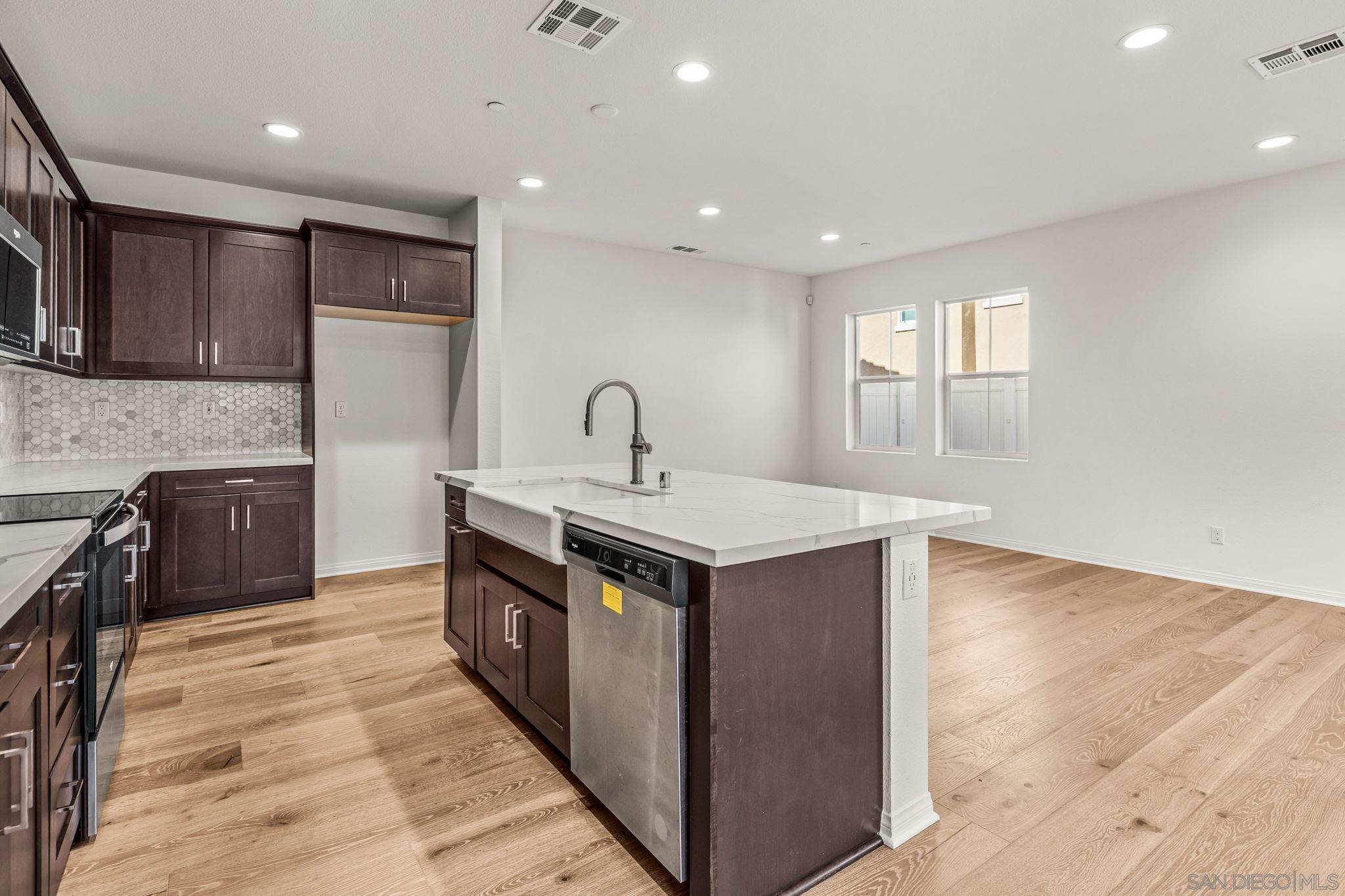 Detail Gallery Image 8 of 35 For 505  Pinedale, Vista,  CA 92081 - 3 Beds | 2/1 Baths