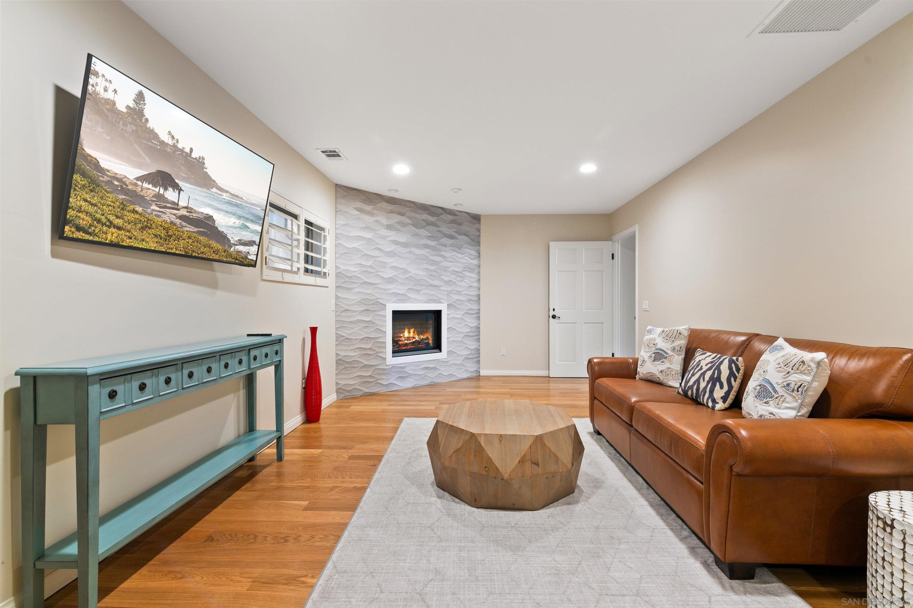 Detail Gallery Image 24 of 34 For 253  Gravilla Street, La Jolla,  CA 92037 - 3 Beds | 2/1 Baths