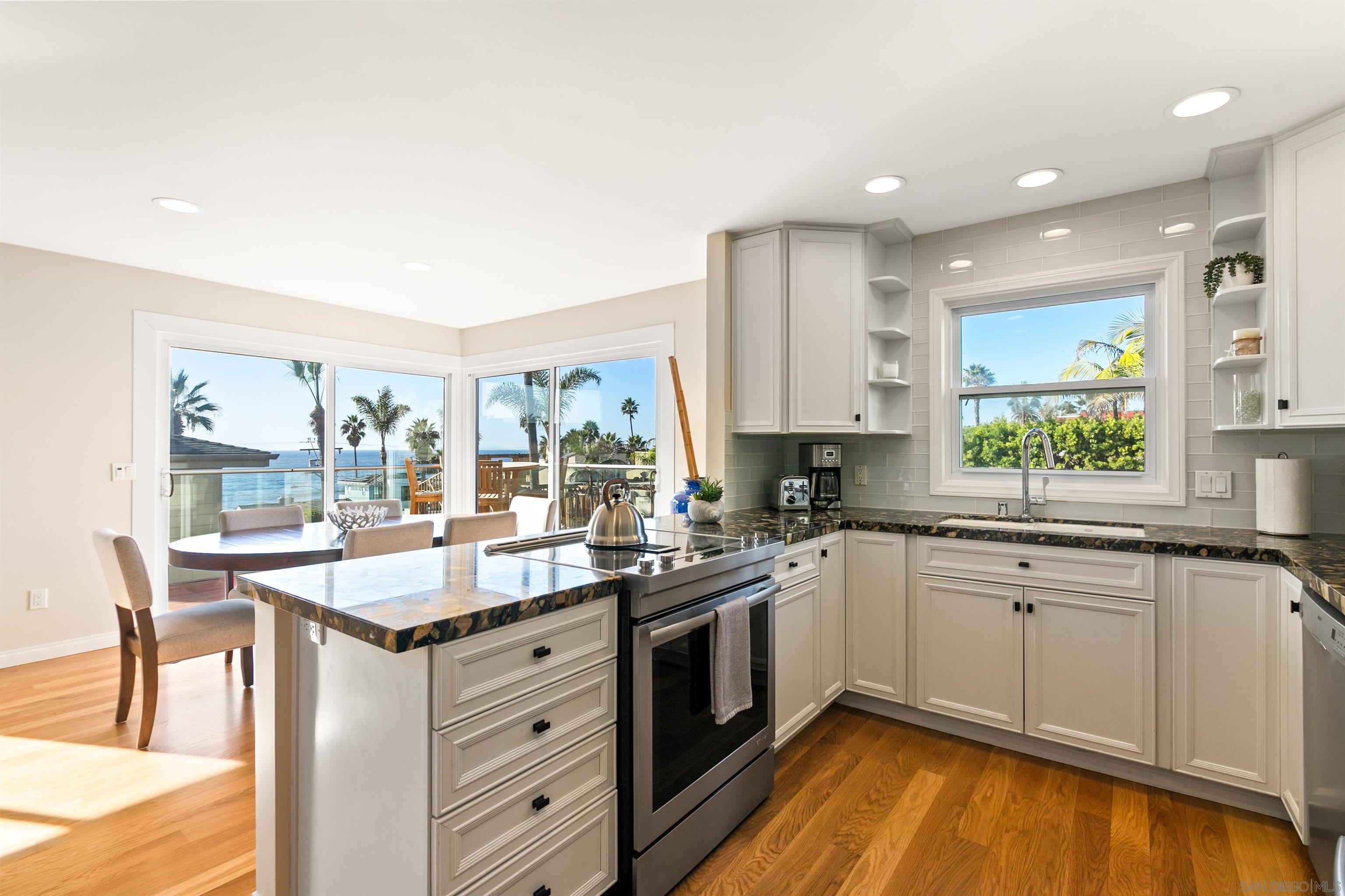 Detail Gallery Image 5 of 34 For 253  Gravilla Street, La Jolla,  CA 92037 - 3 Beds | 2/1 Baths