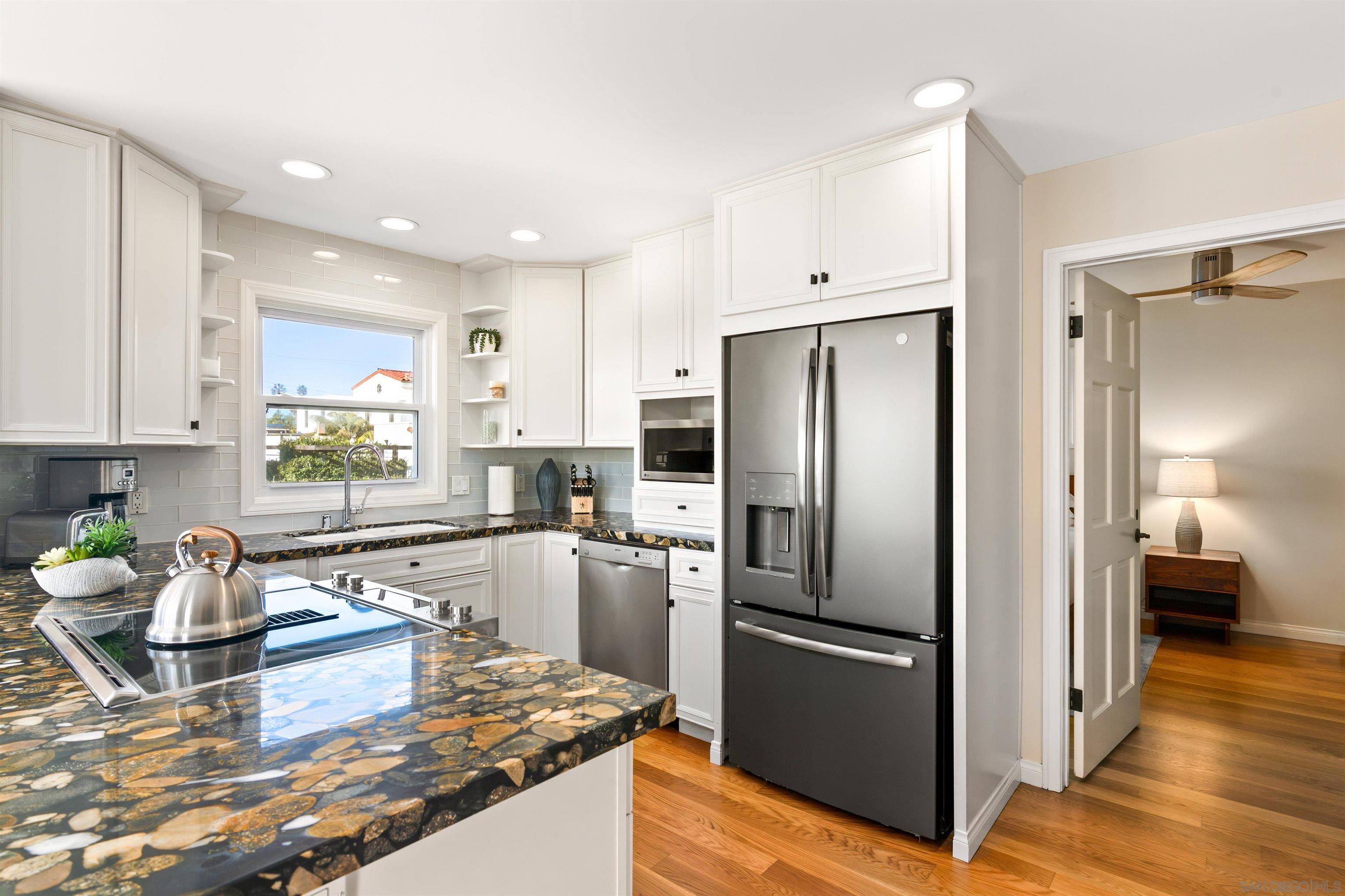 Detail Gallery Image 6 of 34 For 253  Gravilla Street, La Jolla,  CA 92037 - 3 Beds | 2/1 Baths