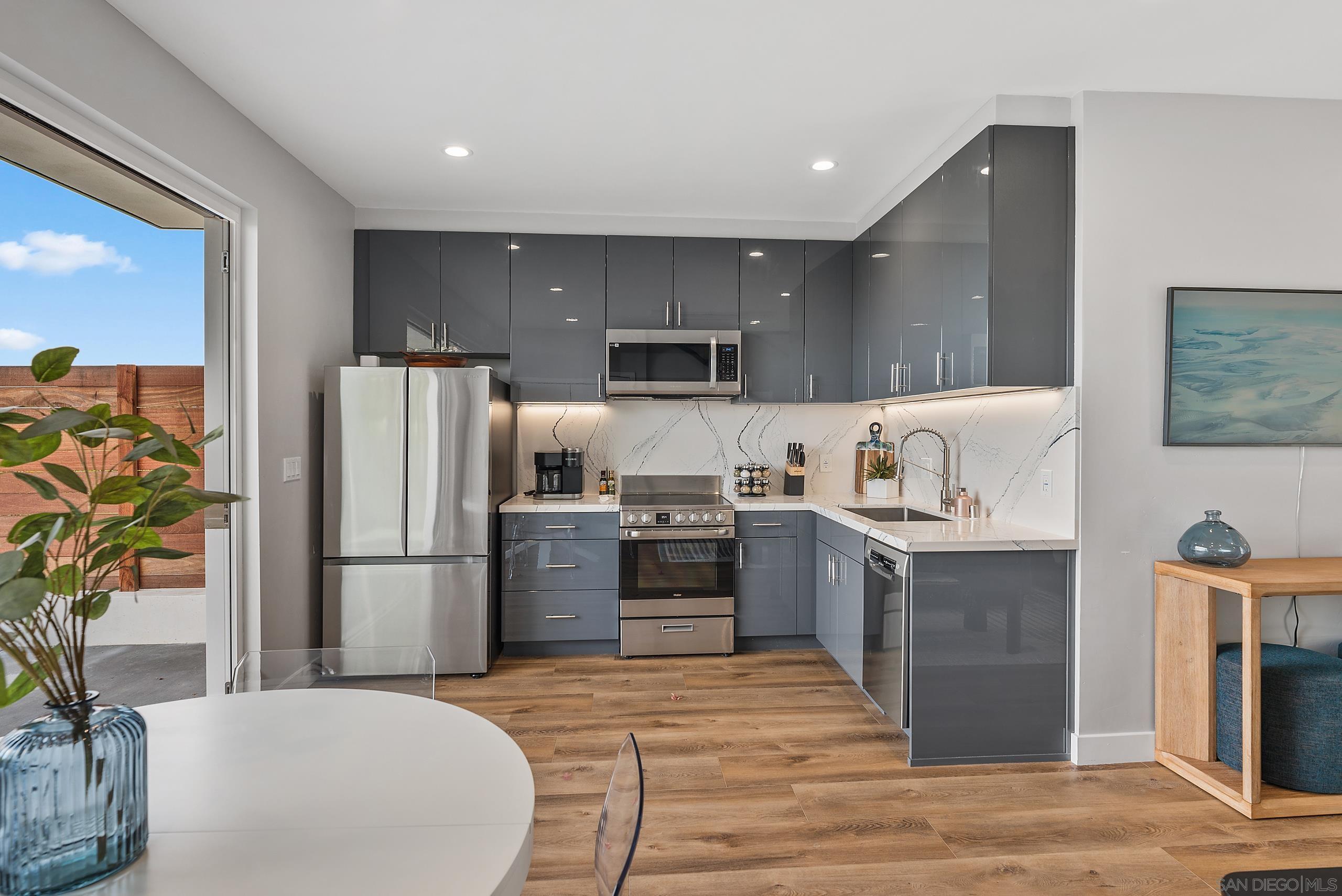 Detail Gallery Image 2 of 50 For 5830  Desert View Dr, La Jolla,  CA 92037 - 3 Beds | 2 Baths