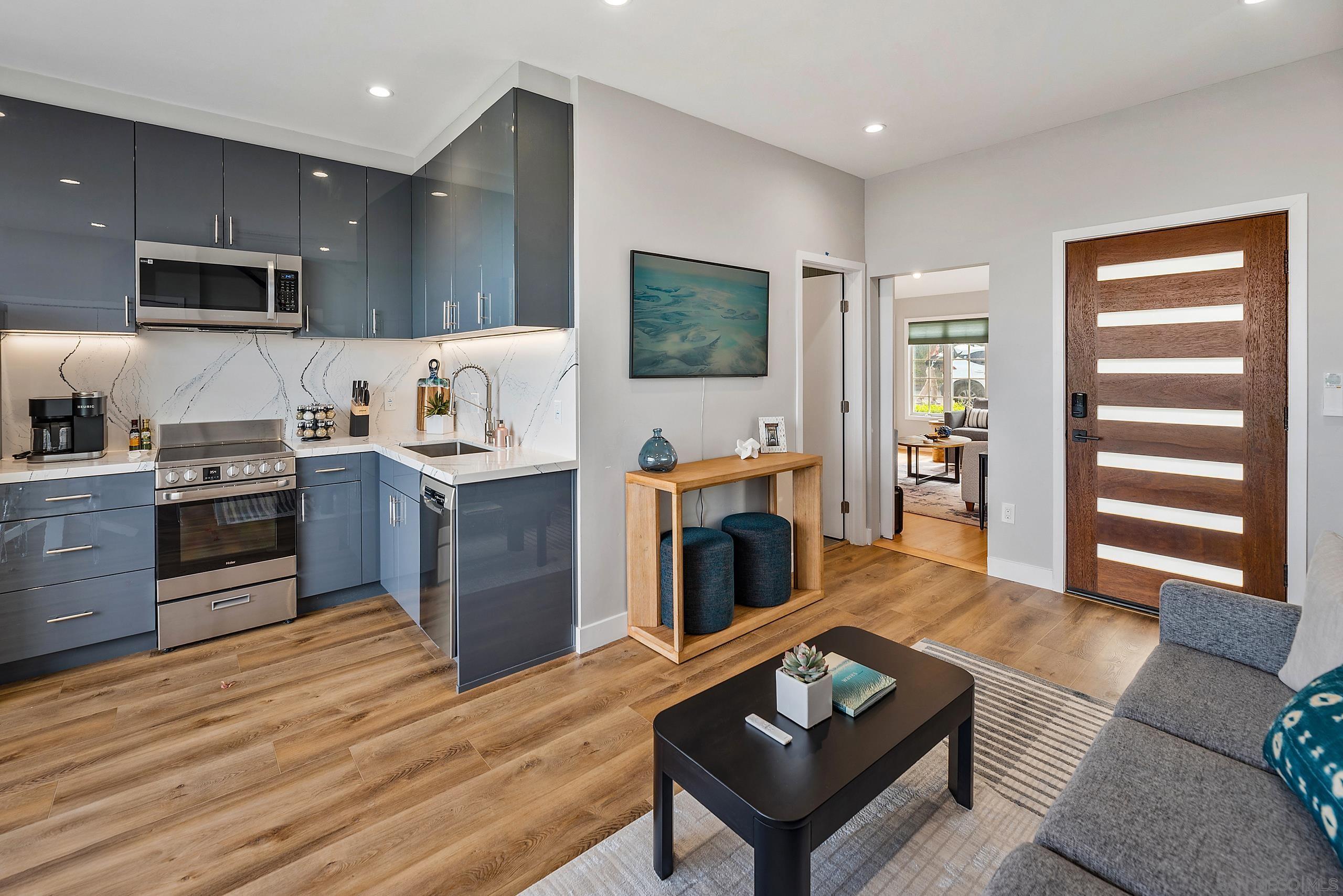 Detail Gallery Image 8 of 50 For 5830  Desert View Dr, La Jolla,  CA 92037 - 3 Beds | 2 Baths