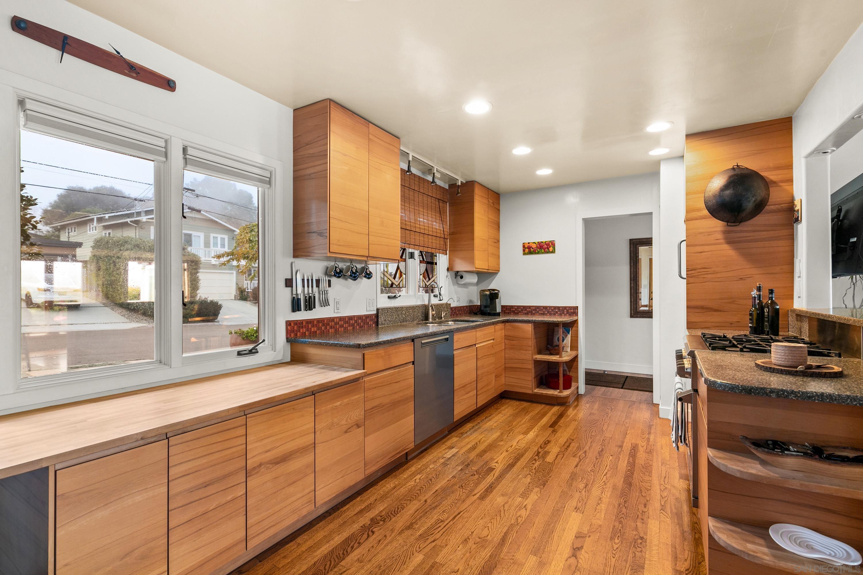 Detail Gallery Image 3 of 50 For 541  Tarento Dr, San Diego,  CA 92106 - 3 Beds | 2 Baths