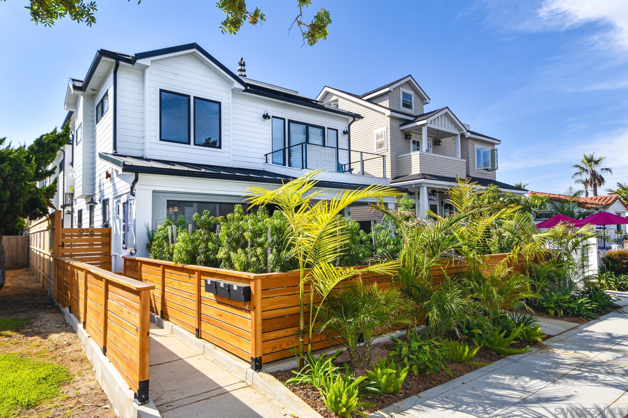 Detail Gallery Image 2 of 35 For 924  D Ave, Coronado,  CA 92118 - 5 Beds | 3 Baths