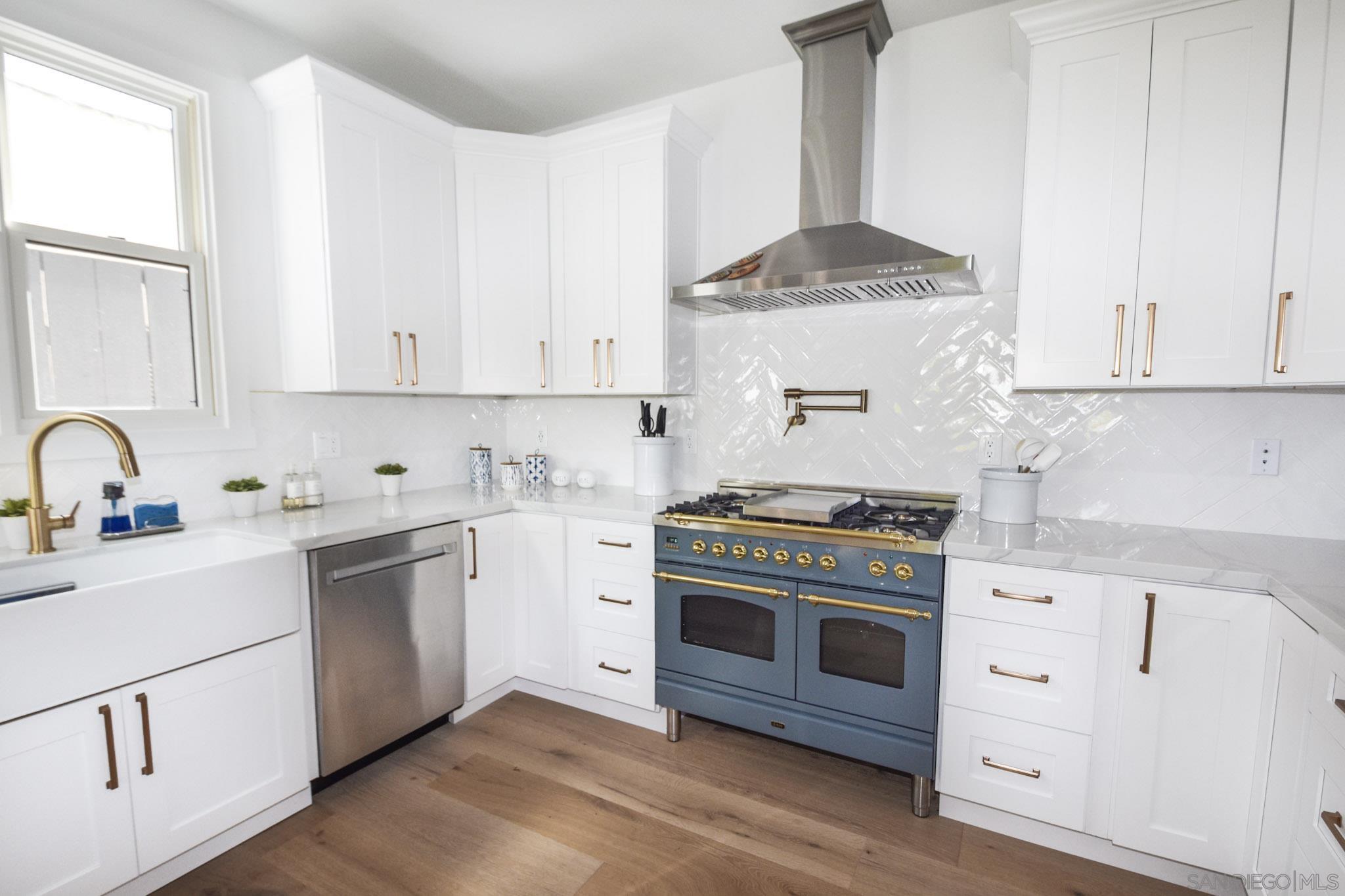 Detail Gallery Image 7 of 35 For 924  D Ave, Coronado,  CA 92118 - 5 Beds | 3 Baths