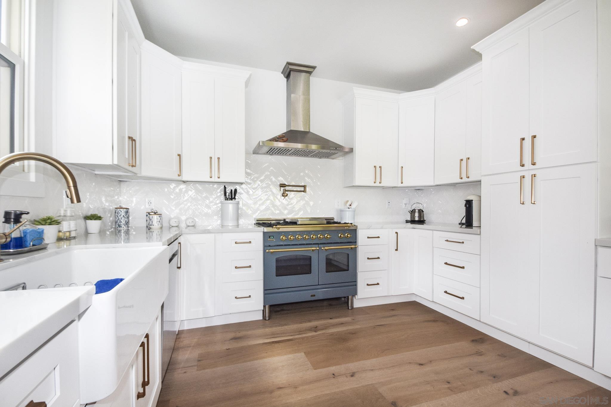 Detail Gallery Image 8 of 35 For 924  D Ave, Coronado,  CA 92118 - 5 Beds | 3 Baths