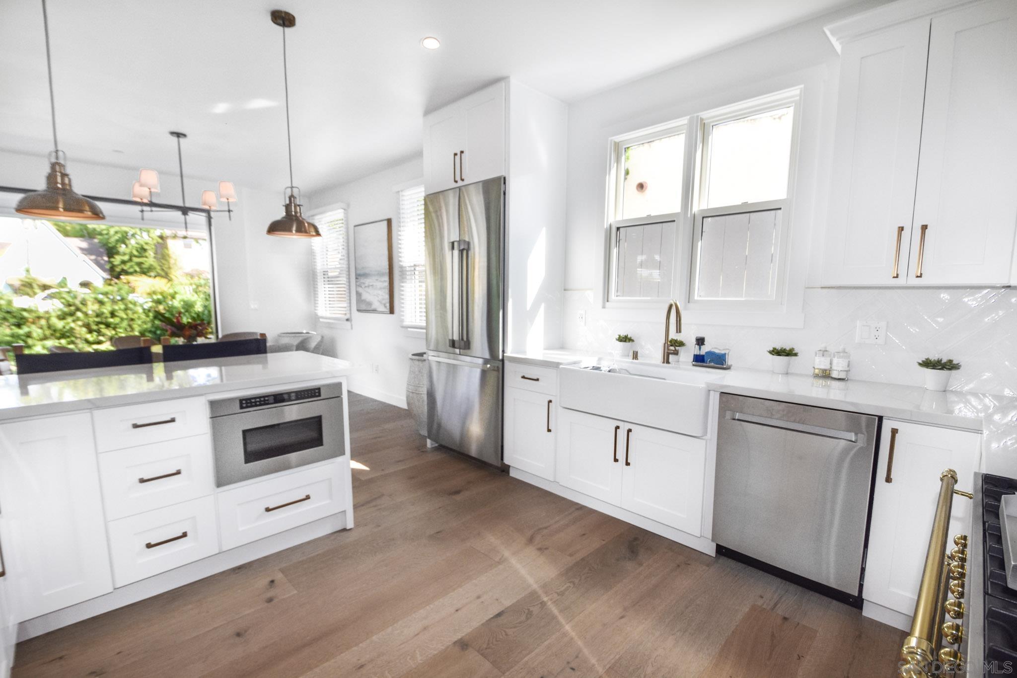 Detail Gallery Image 9 of 35 For 924  D Ave, Coronado,  CA 92118 - 5 Beds | 3 Baths