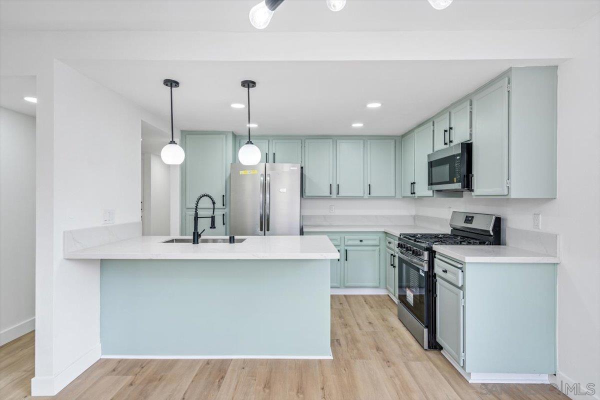 Detail Gallery Image 11 of 49 For 345 N Melrose Dr  #C,  Vista,  CA 92083 - 3 Beds | 2 Baths