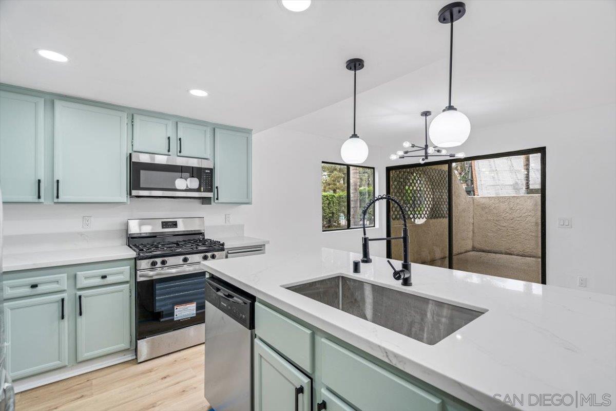 Detail Gallery Image 13 of 49 For 345 N Melrose Dr  #C,  Vista,  CA 92083 - 3 Beds | 2 Baths