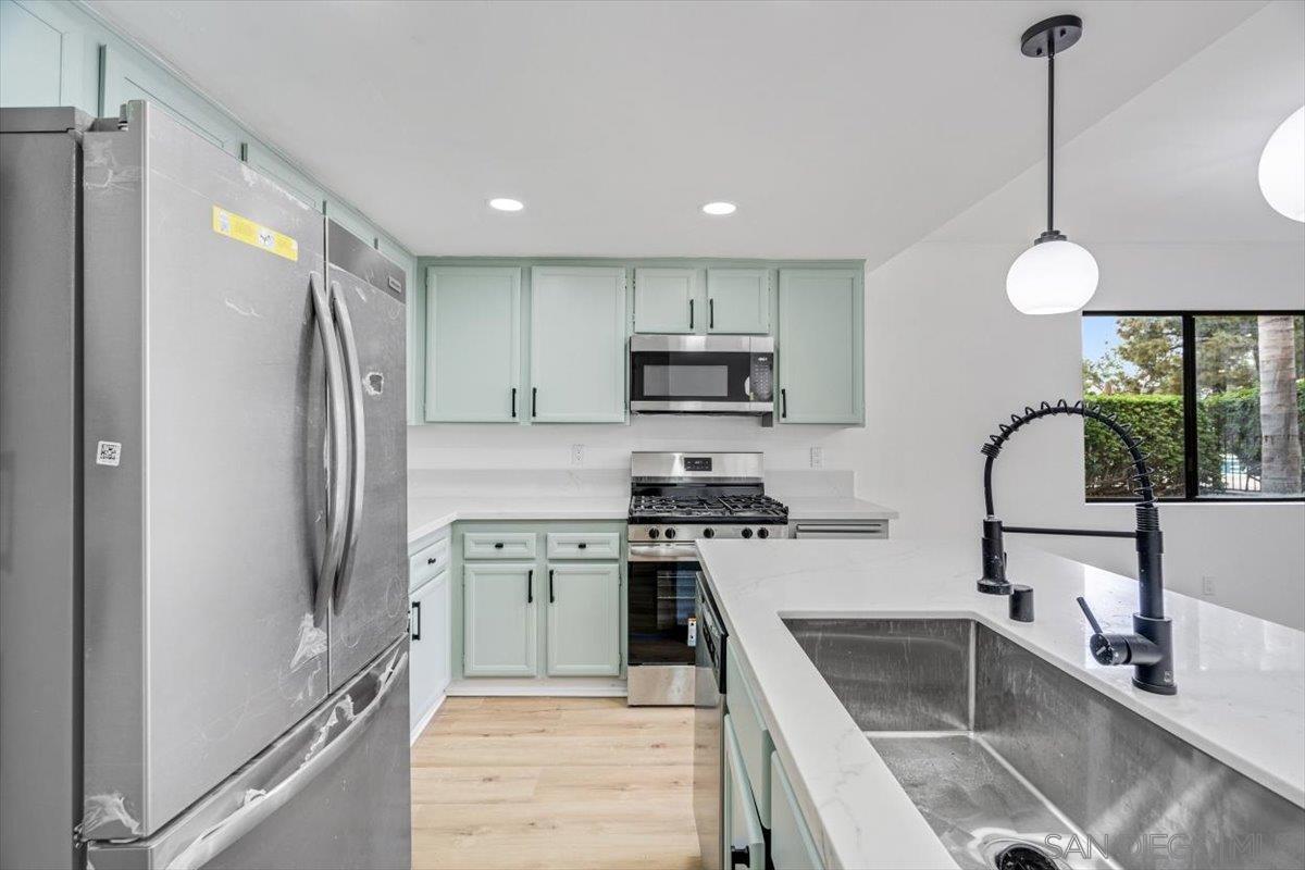 Detail Gallery Image 14 of 49 For 345 N Melrose Dr  #C,  Vista,  CA 92083 - 3 Beds | 2 Baths