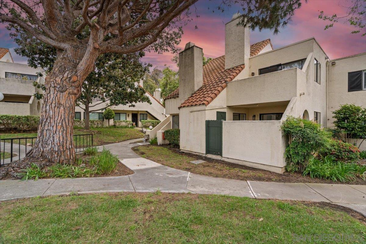 Detail Gallery Image 4 of 49 For 345 N Melrose Dr  #C,  Vista,  CA 92083 - 3 Beds | 2 Baths